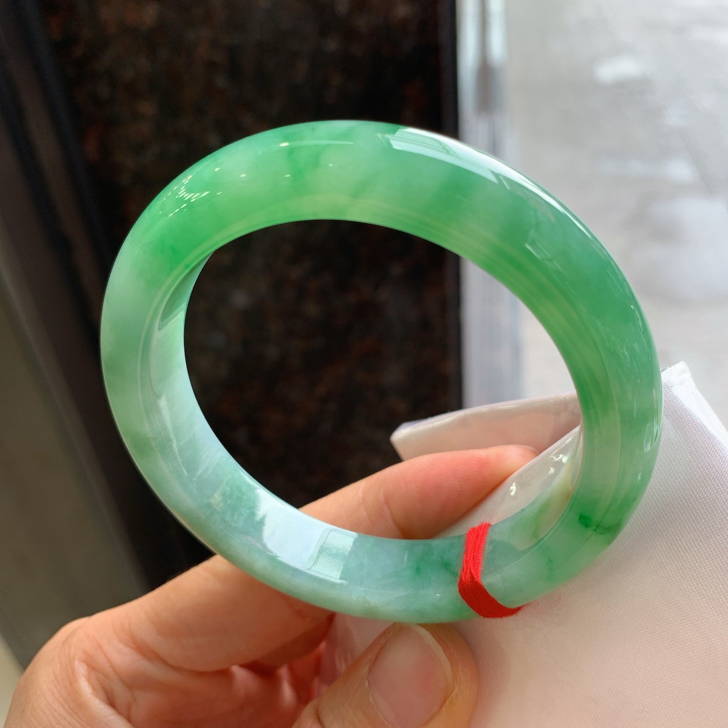 正圈飘绿，有纹，尺寸：58/12.3/9.3，色好