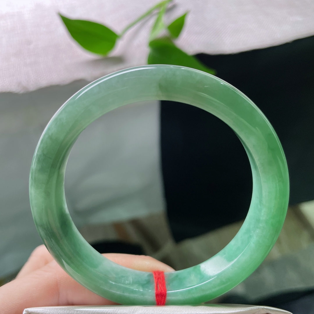 57/11.5/8.5，绿底正圈，水头好，洒乌鸡，佩戴贵气，充满生机和希望，有纹，ss50918a