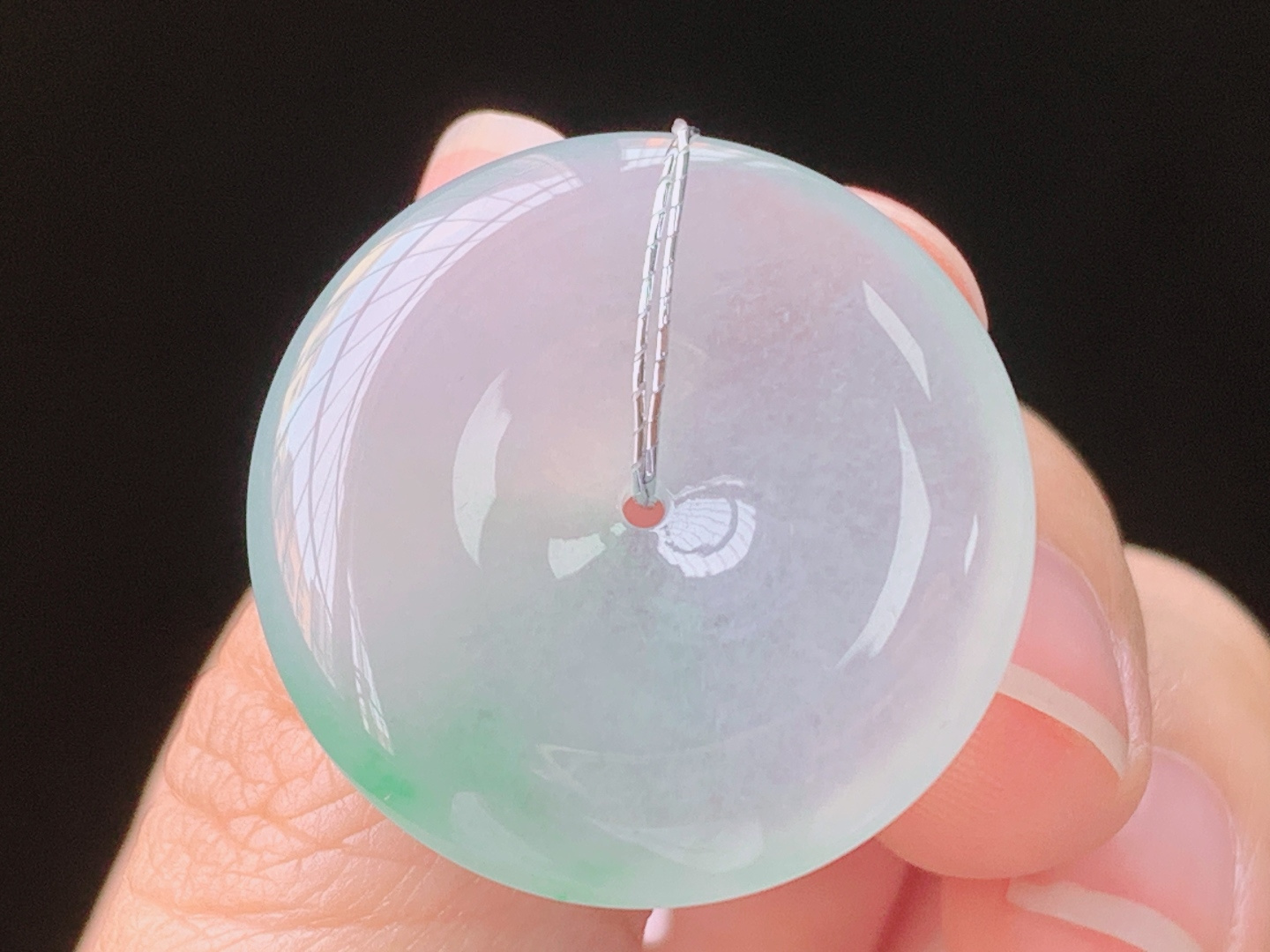 冰飘绿平安扣，翠色灵动，水润荧光，无裂，尺寸:25.8-5.7mm，编号24Z