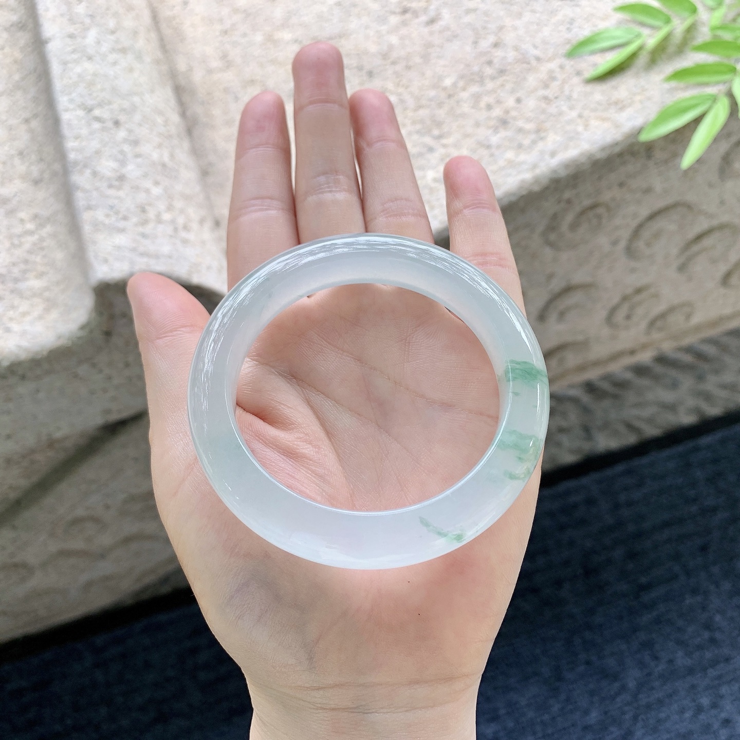 正圈54 55 圈口54.7/12/9.6 编码C5042942 描述冰飘绿花，水润，种老，细腻，打灯有棉絮线，无碍