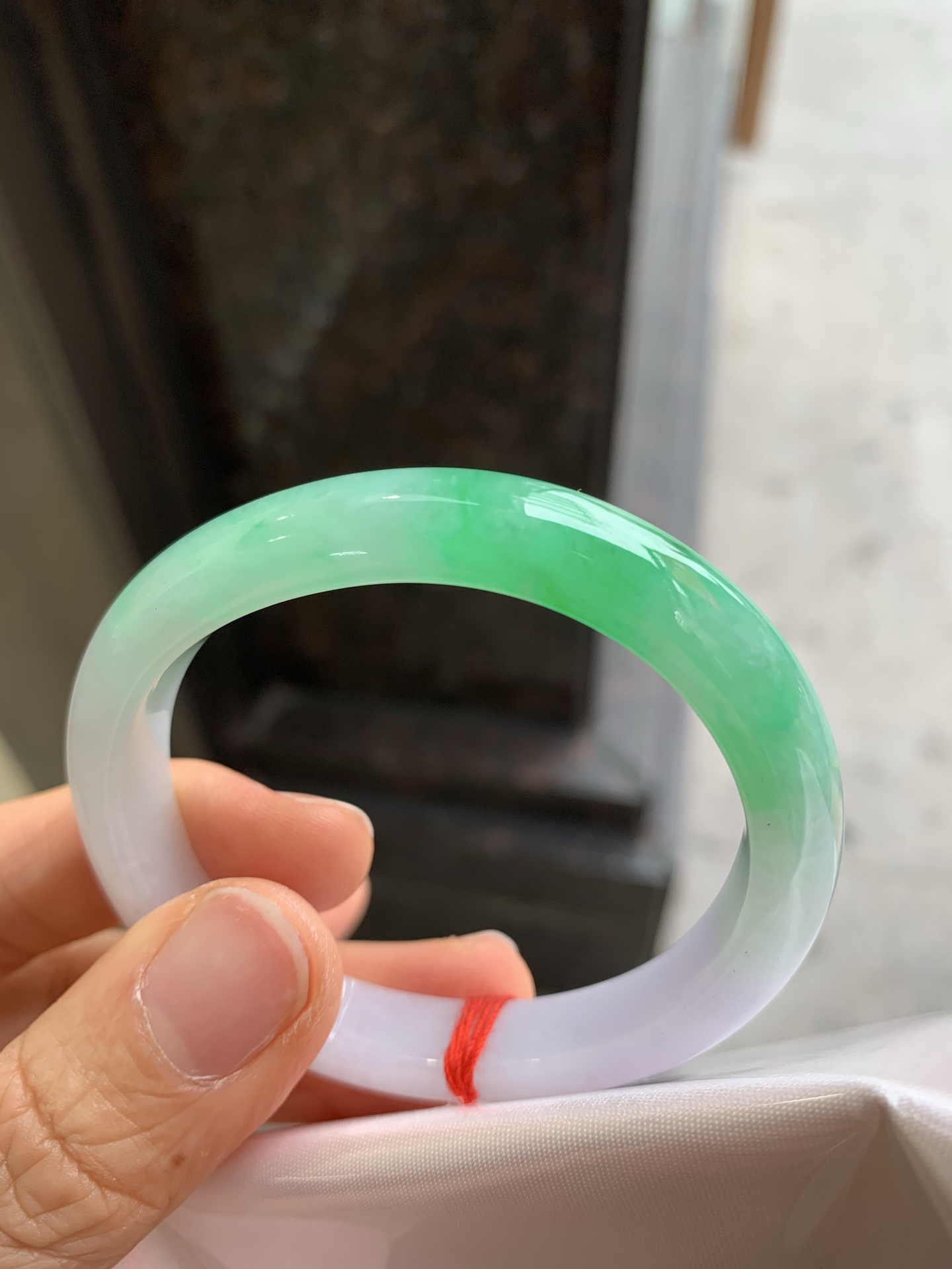 贵妃飘绿，有纹，尺寸52.5/46/9/7.6，色阳绿