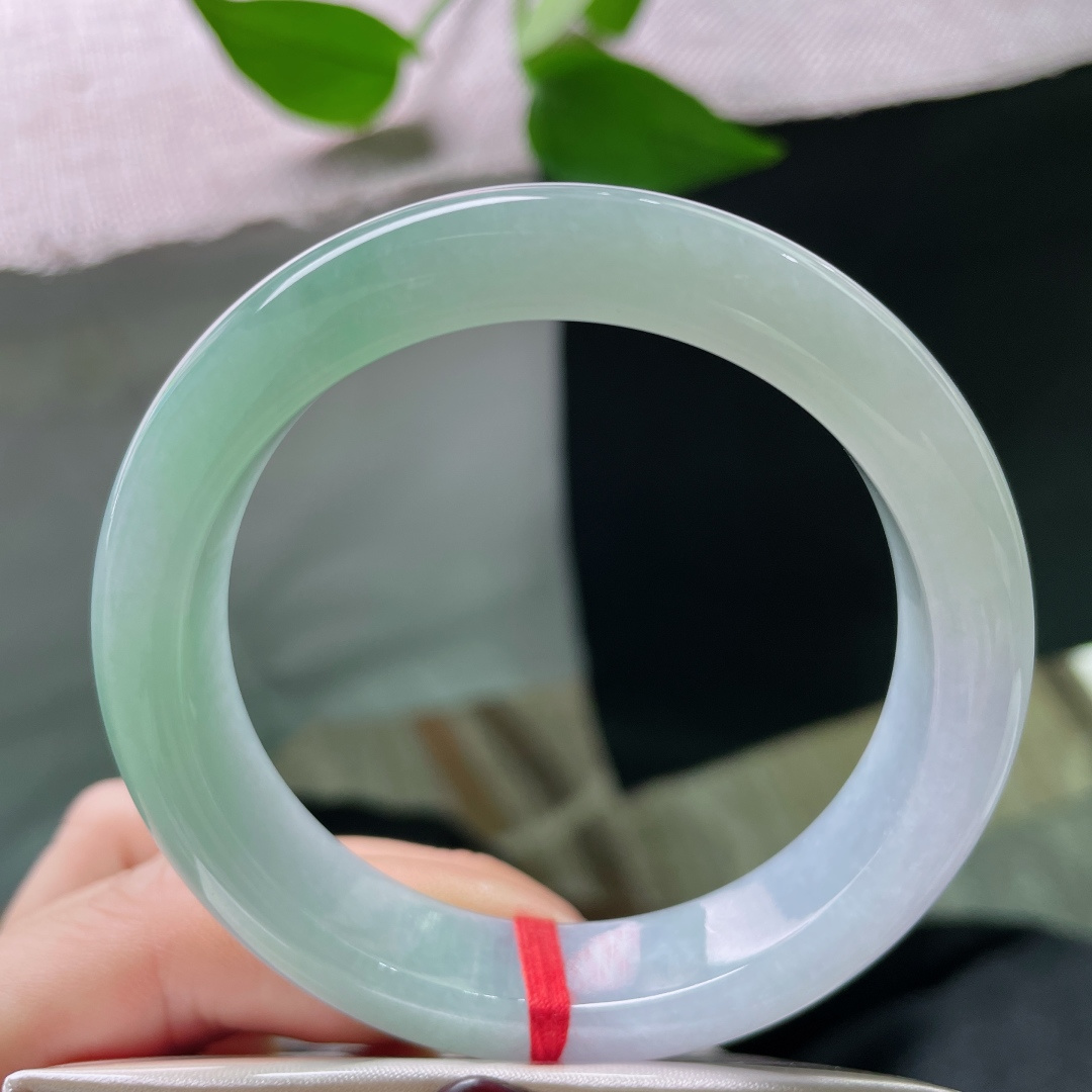 54.6/12.3/8.5春彩正圈，水润细腻，也是朝霞浸染远山，山间沁出的翠色。无裂，ss51742a