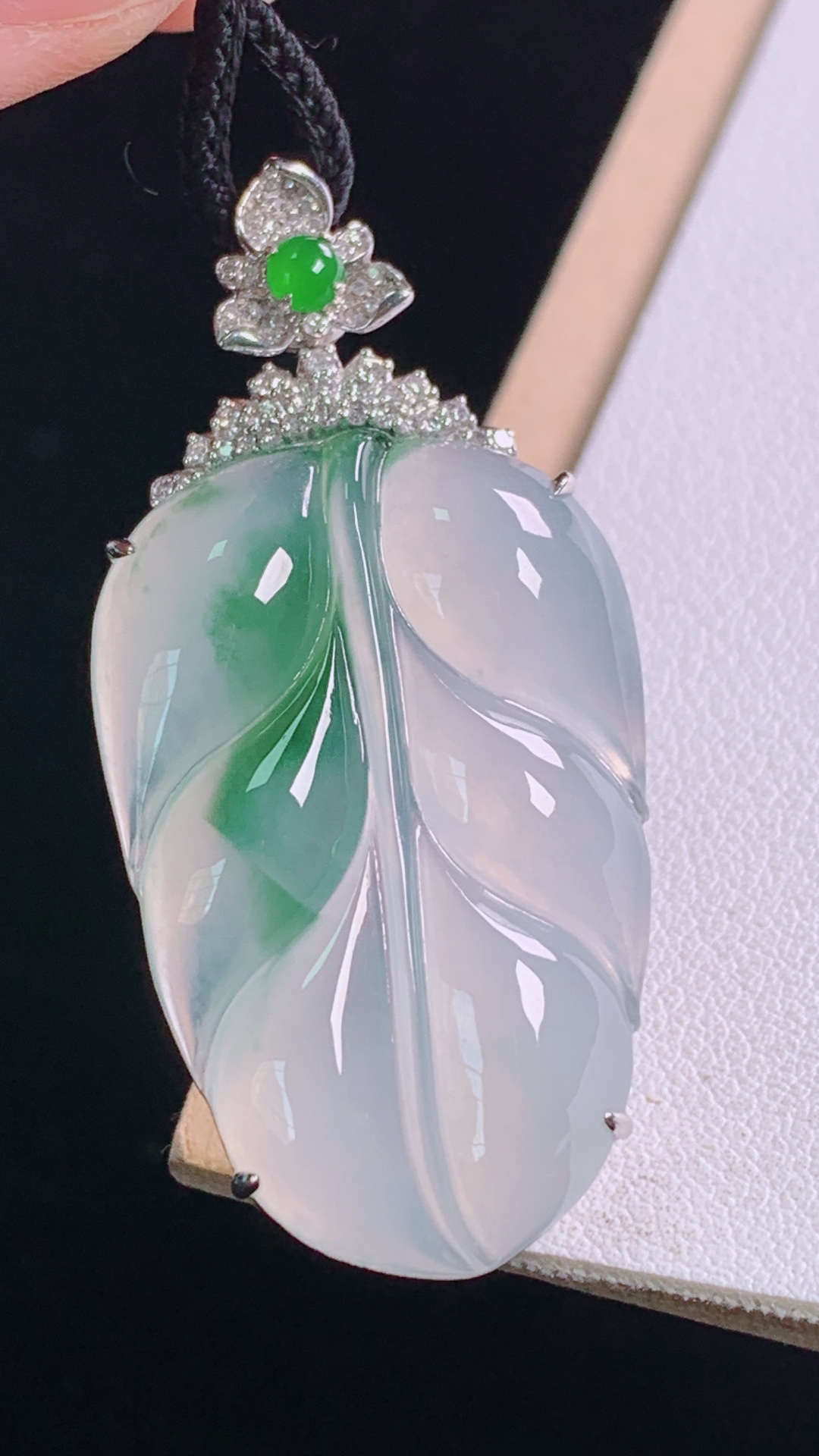 ️冰飘花叶子吊坠，18K重金镶嵌，花色灵动，清透细腻，无裂，尺寸:46.7/22.7/7.7，裸石