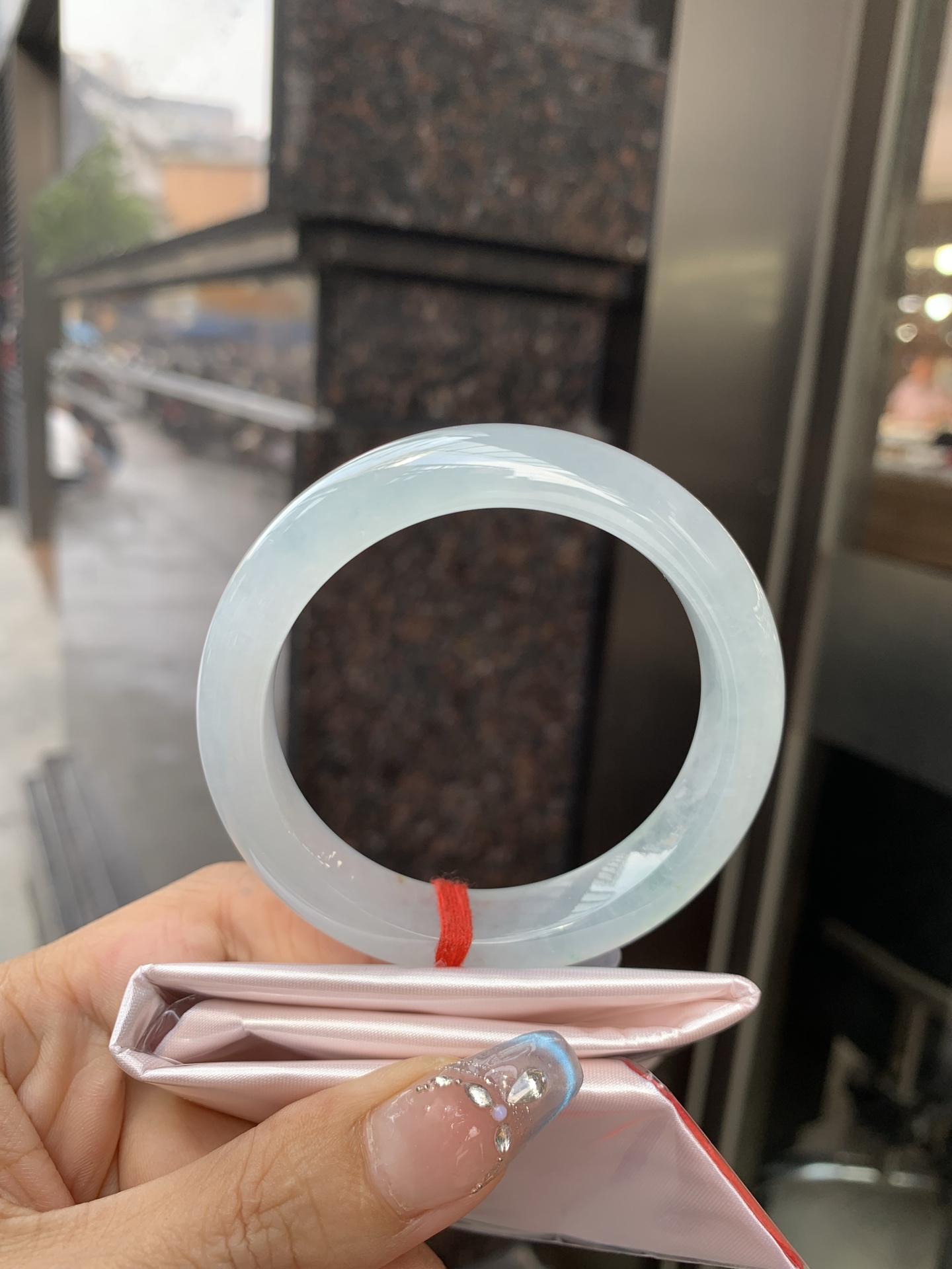 冰飘绿洒金正圈，54.3-8.4-12.1，0428-N560，打灯纹，不扣，玉质冰润细腻，清爽的底子飘一丝阳绿花，鲜活而灵动，犹如新冒的嫩芽，艳丽惹人