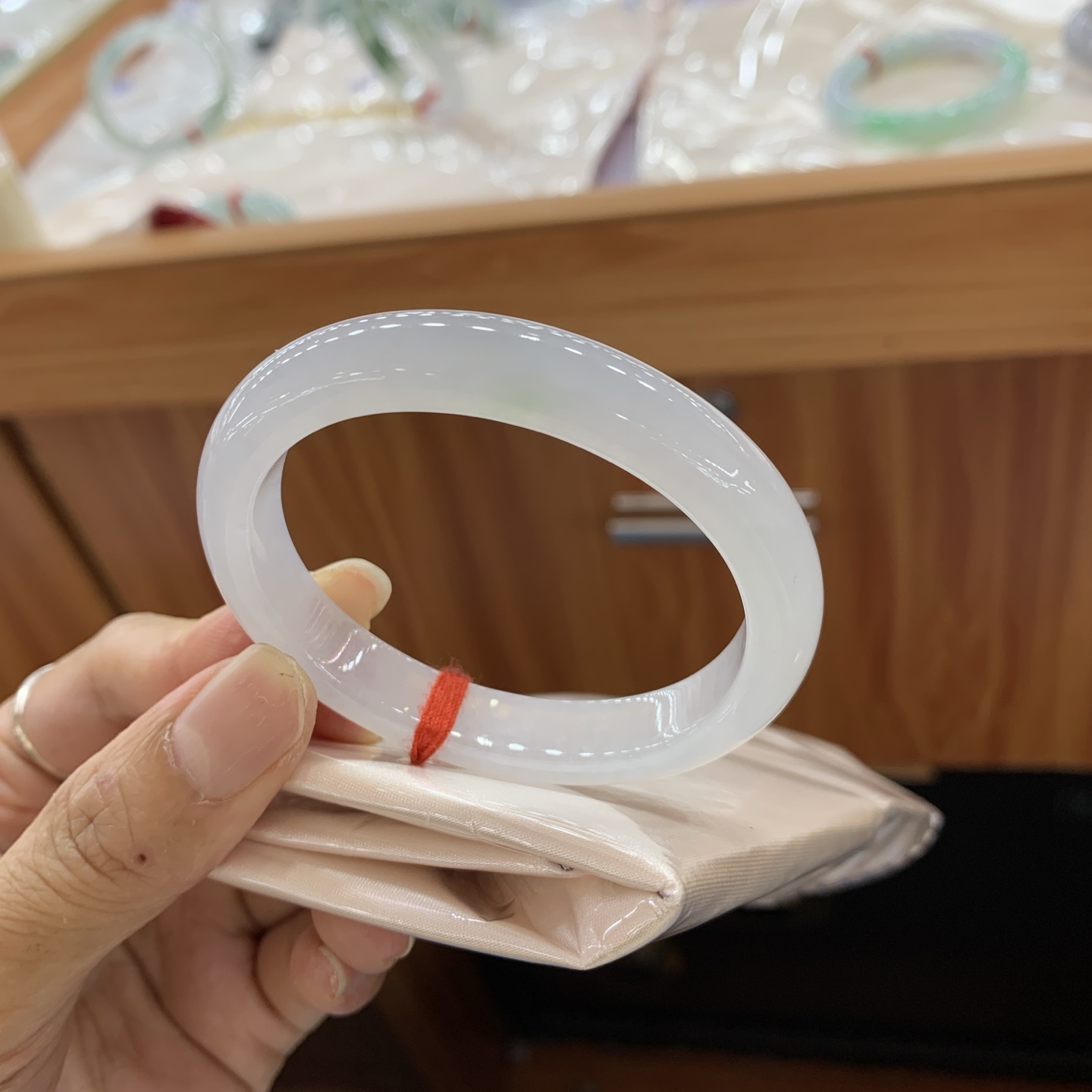 042705CZ，飘绿贵妃翡翠手镯，52-45-9.6-7.4