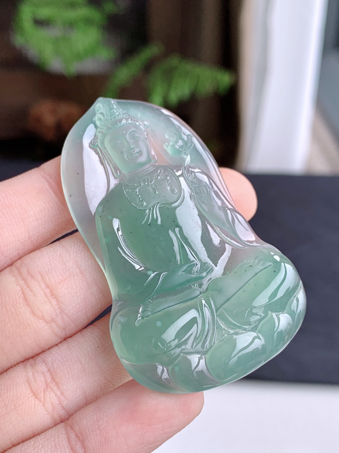 冰天空蓝大势至菩萨牌持莲观音牌吊坠，无裂，性比高，尺寸60/35.4/5.7，重量22.3克