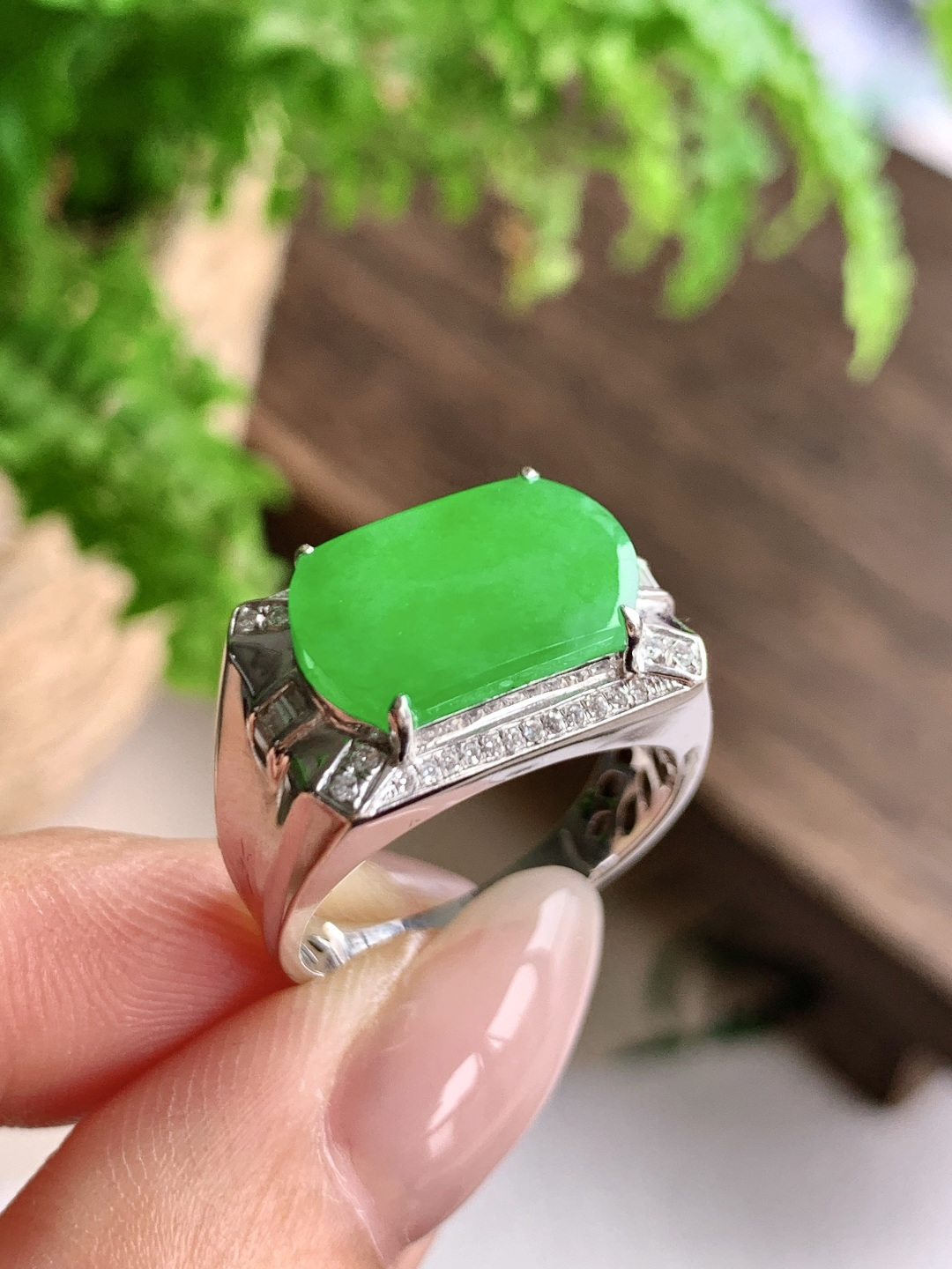 ️冰阳绿马鞍戒指，18k金镶嵌，性比高，13.8/9.5/2.5，圈口18.5号，5.5克