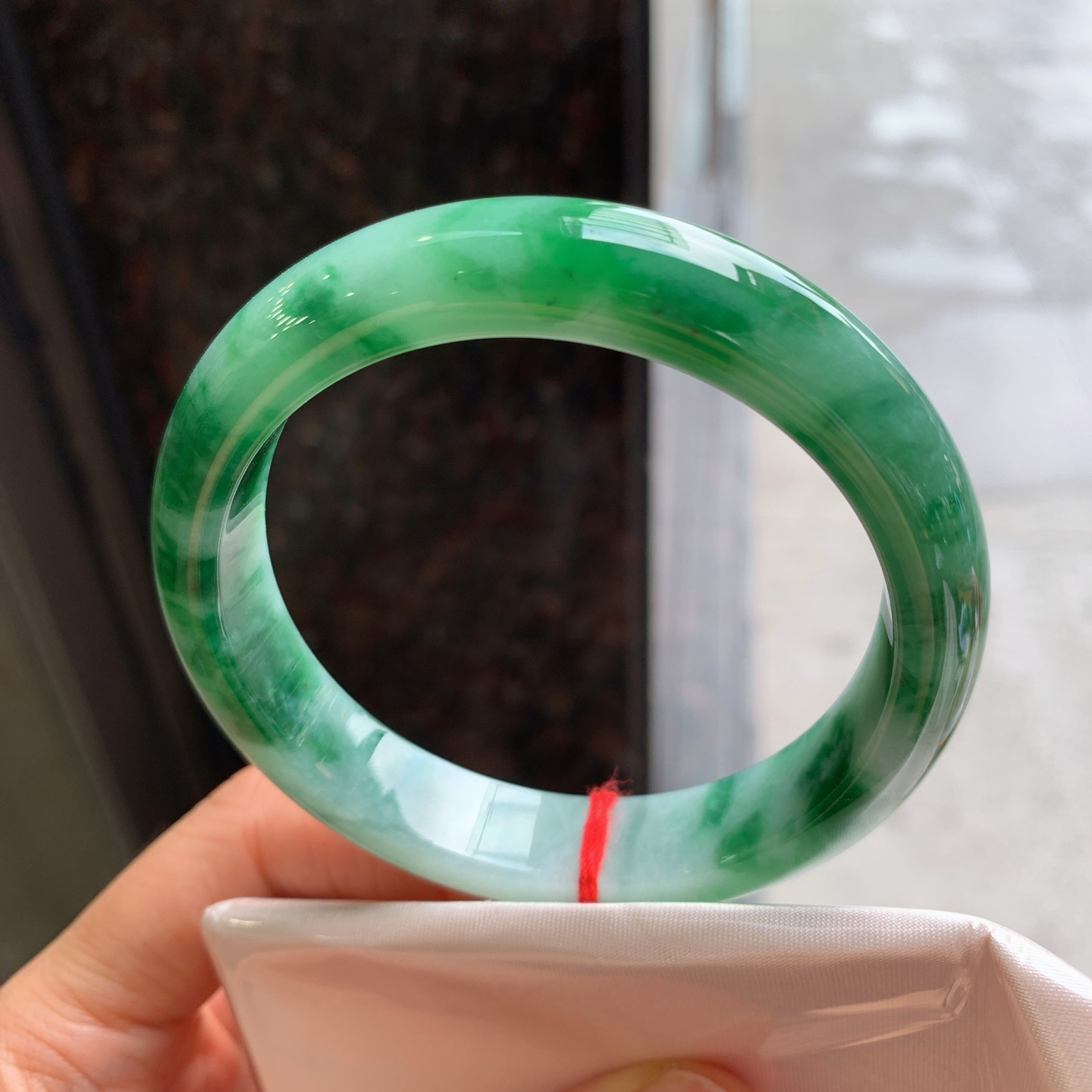 正圈飘绿，有纹、有裂，尺寸：59/12.7/8.1，大圈口