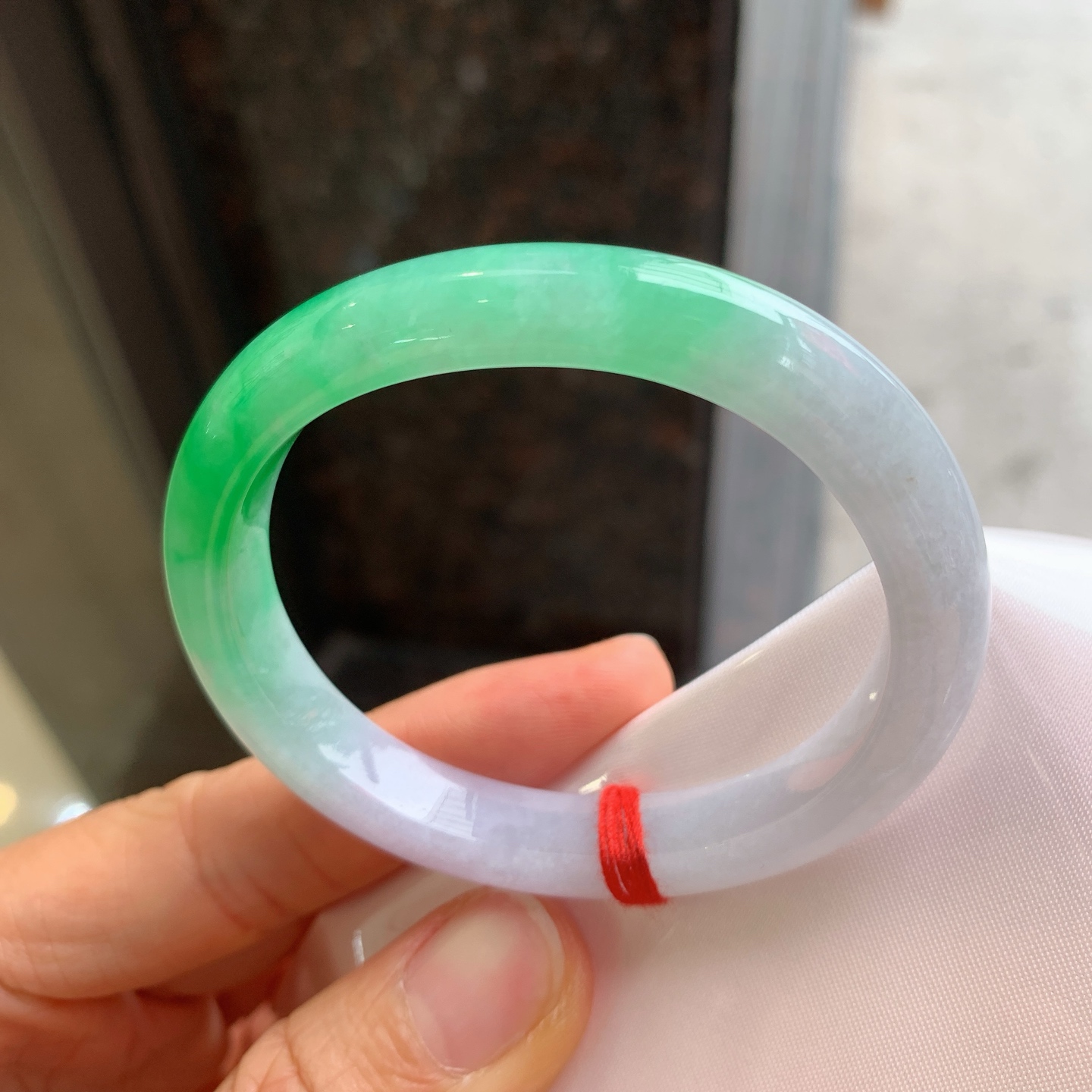 贵妃飘绿，有纹，尺寸52.5/46/9/7.6，色阳绿