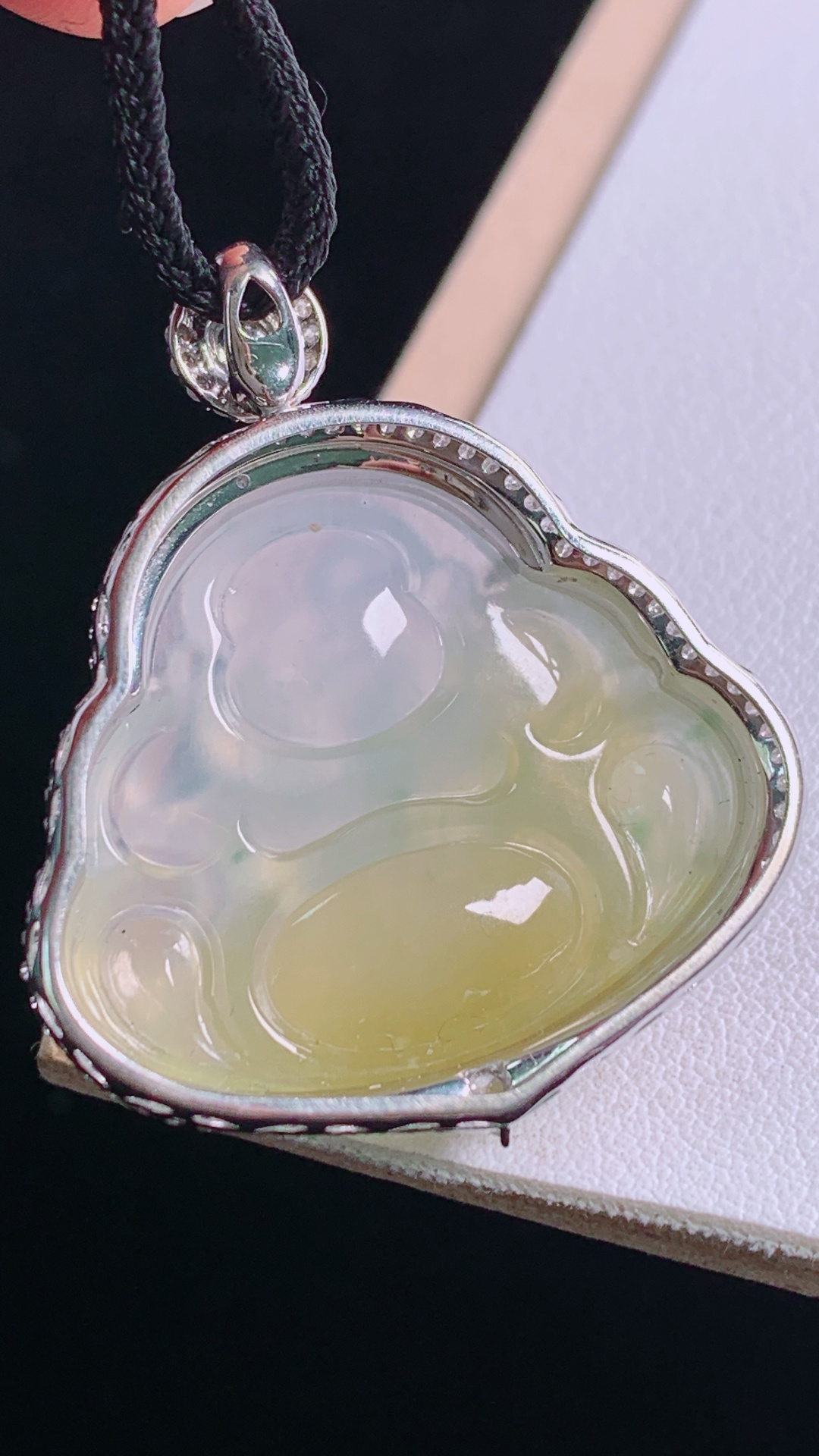 冰黄佛公吊坠，18K重金镶嵌，天然黄翡，色泽鲜亮，无裂，尺寸36.7/31.6/12.5，裸石24.6/29.1/6.3mm，编号23