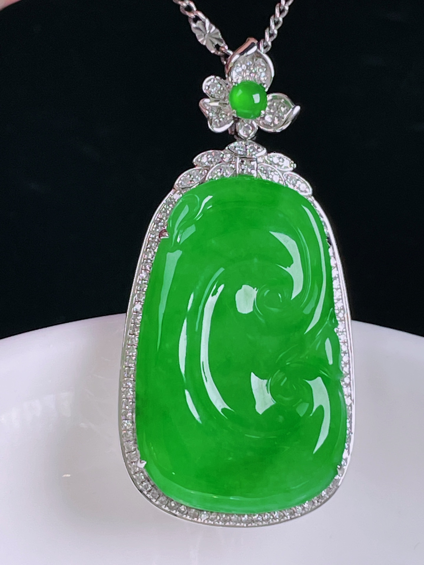 ️辣绿如意，老种起光，细底通透，尺寸：41.7/20.2/8，27.8/17.7mm0427