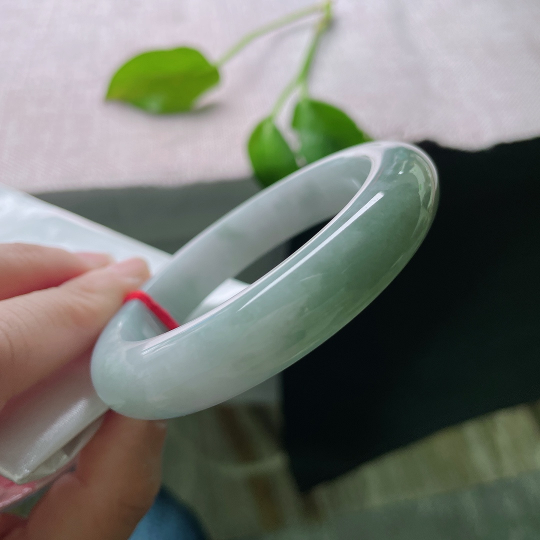 55.9/12.6/8.8，浅油绿正圈，镯型厚装饱满，佩戴端庄大方，无裂，ss51810a