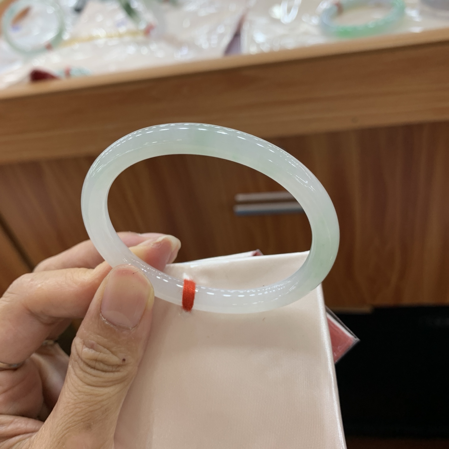 042704FN，飘绿贵妃翡翠手镯，54-46-6.8-6.5