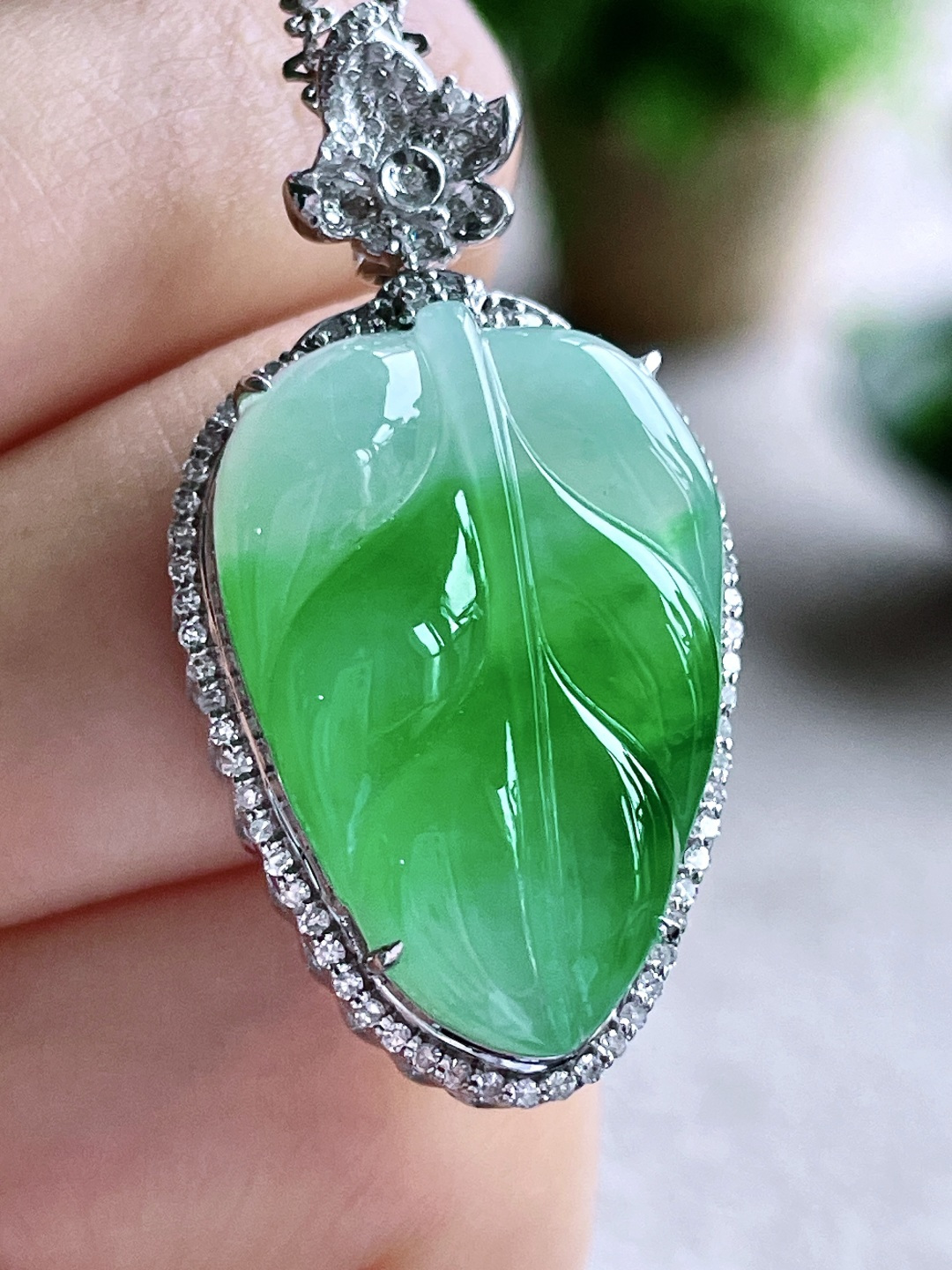 【镶嵌】冰种阳绿树叶飘阳绿叶子吊坠，【说明】缅甸 18k金镶嵌 无裂 性比高 大业有成，【整体】37-38.6-11.6，【裸石】24.3-16.2-3.6，【重量】7.6克