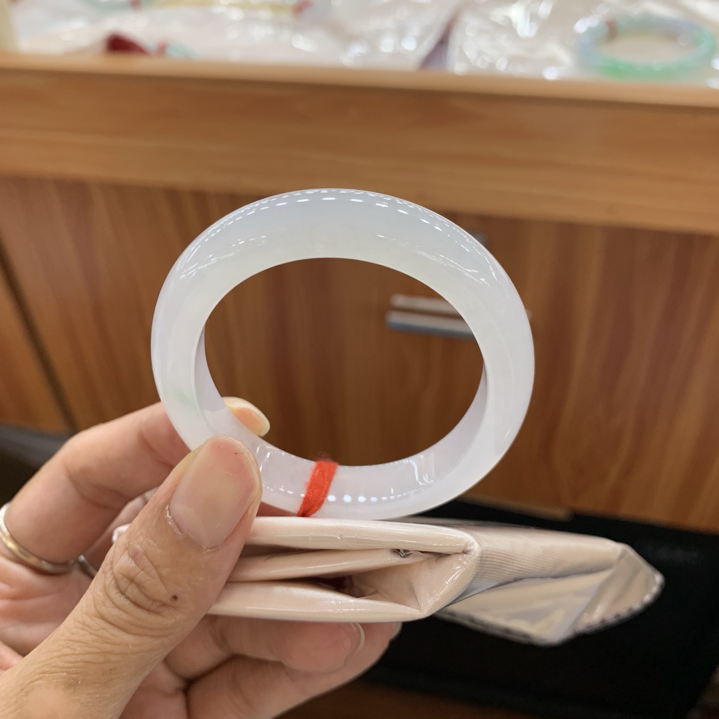 042705CZ，飘绿贵妃翡翠手镯，52-45-9.6-7.4