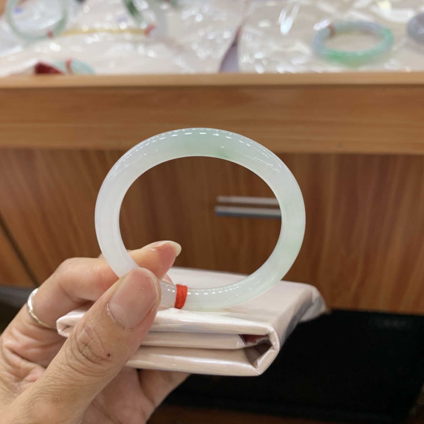 042704FN，飘绿贵妃翡翠手镯，54-46-6.8-6.5