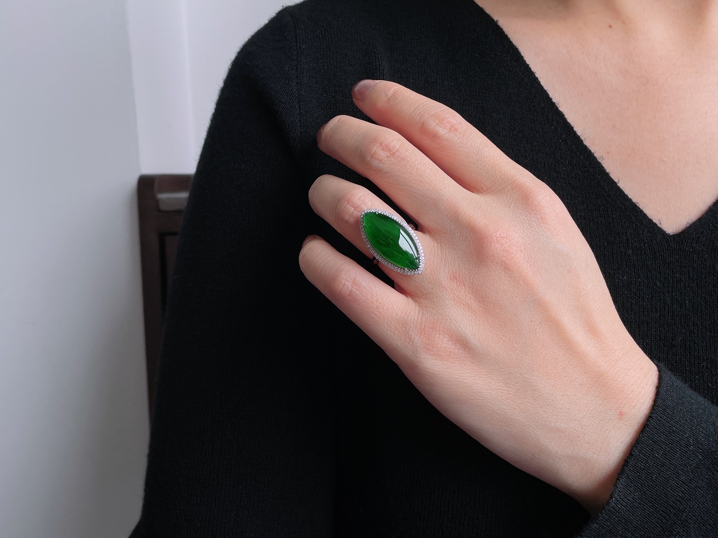 【镶嵌】冰辣绿马眼戒指，【说明】 18k金镶嵌 无裂 性比高，【整体】28-15-11，【裸石】24.5-12.3-6.4，【圈口】14.5号，【重量】6克