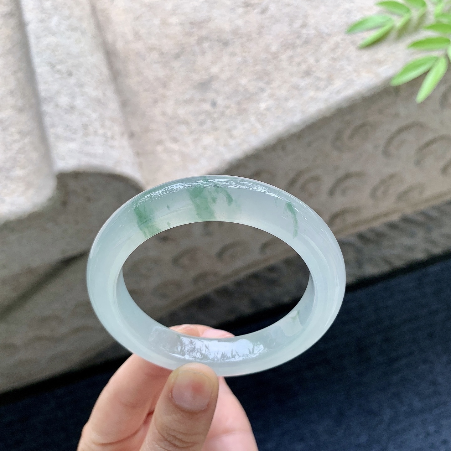 正圈54 55 圈口54.7/12/9.6 编码C5042942 描述冰飘绿花，水润，种老，细腻，打灯有棉絮线，无碍