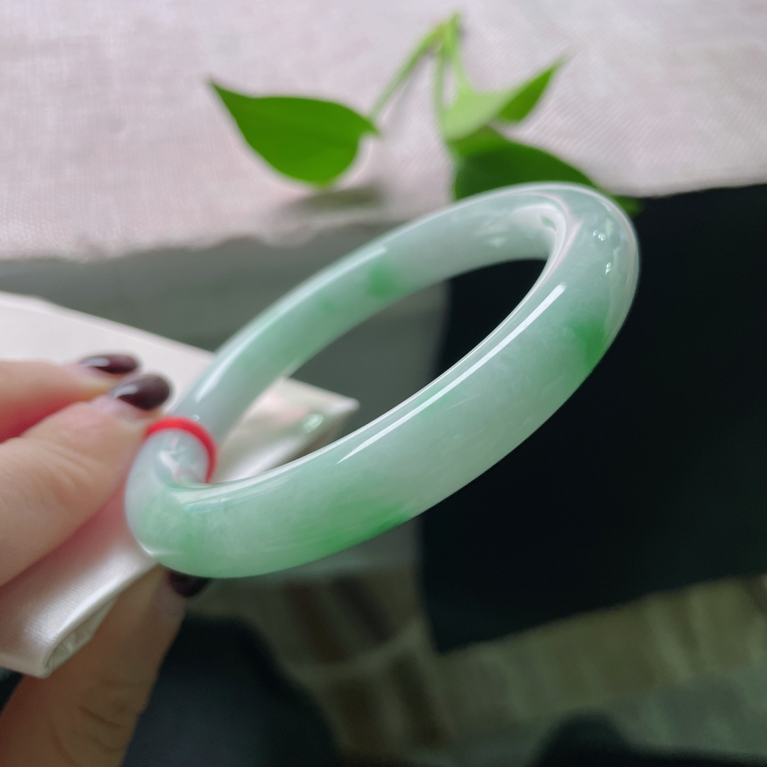 56.8/10.3，飘绿圆条，灵韵十足，腕间藏了一方会呼吸的翠色，有棉线，ss51849a