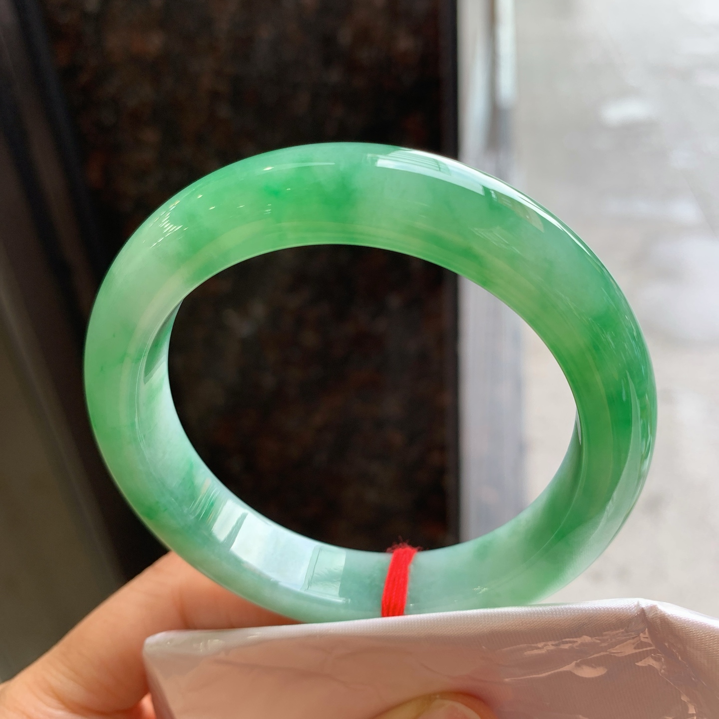 正圈飘绿，有纹，尺寸：58/12.3/9.3，色好