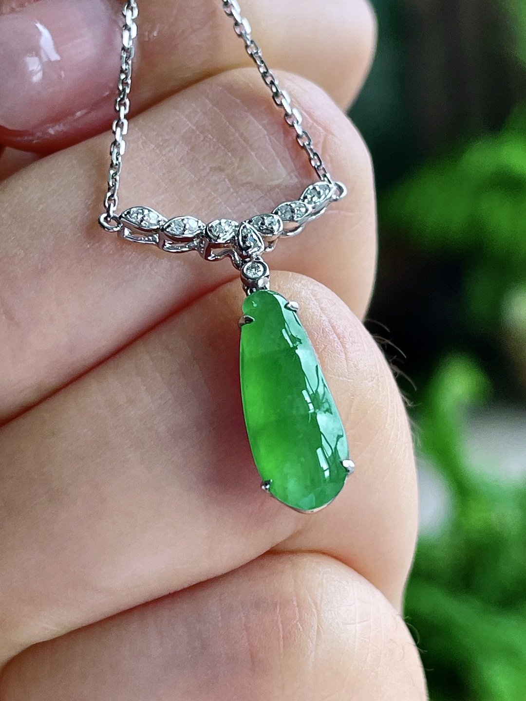 冰阳绿豆子阳绿福豆项链，18k金镶嵌，无裂，性比高，色彩浓郁，15.7/7.2/1，3克