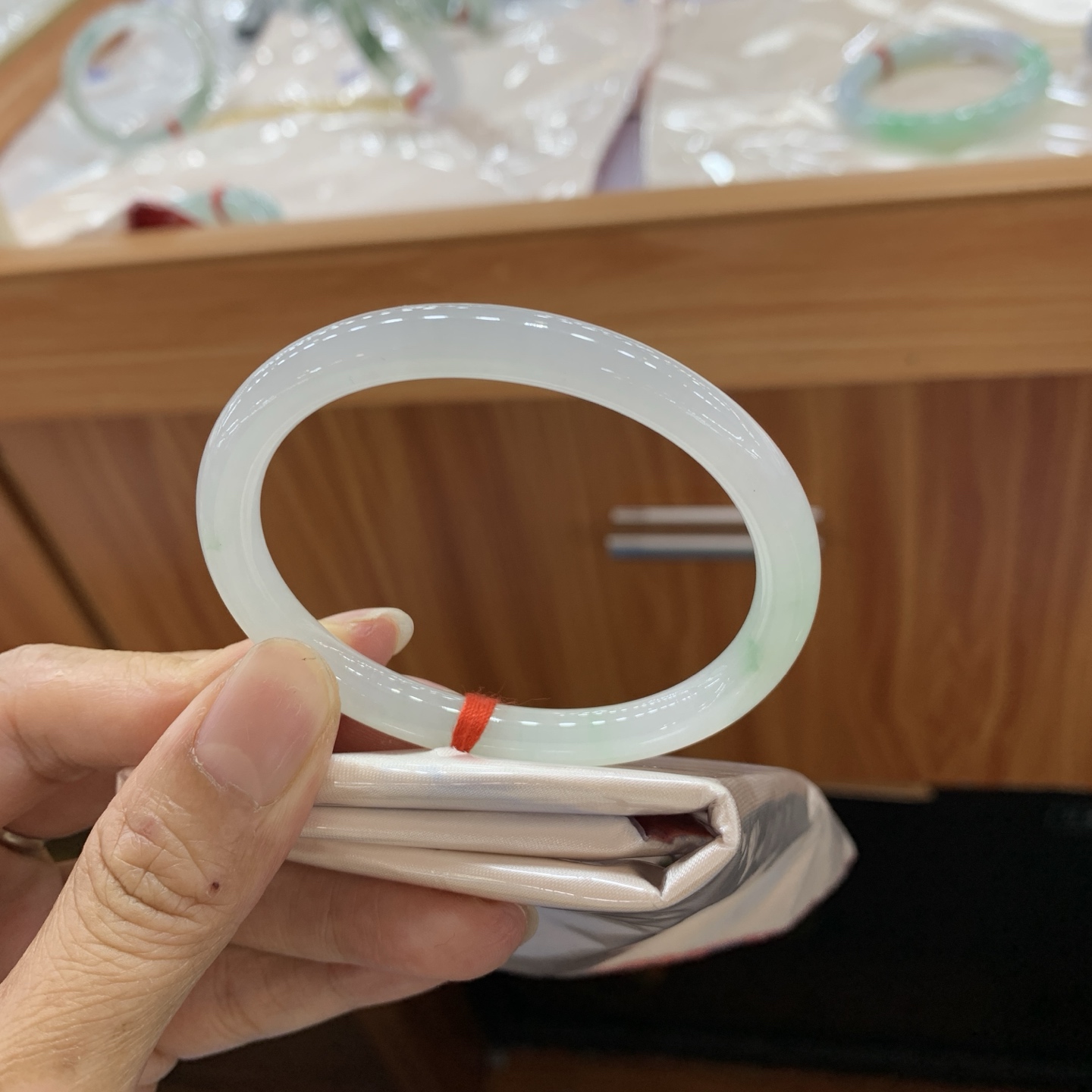 042704FN，飘绿贵妃翡翠手镯，54-46-6.8-6.5