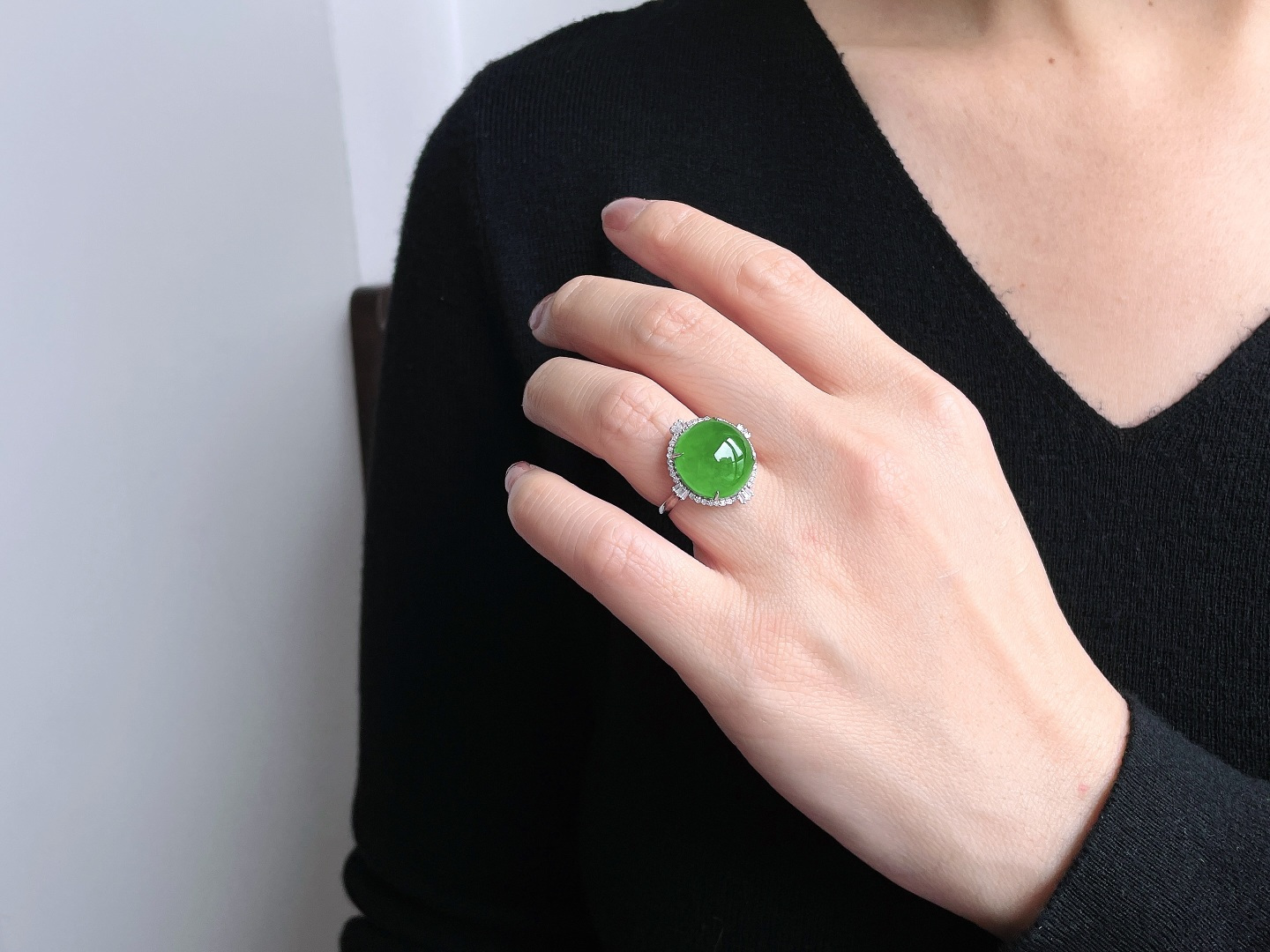 冰辣绿蛋面鸽子蛋戒指，18k金镶嵌，无裂，性比高19.5/19/10，裸石14.7/14.5/5，圈口14.5号，重量4.4克