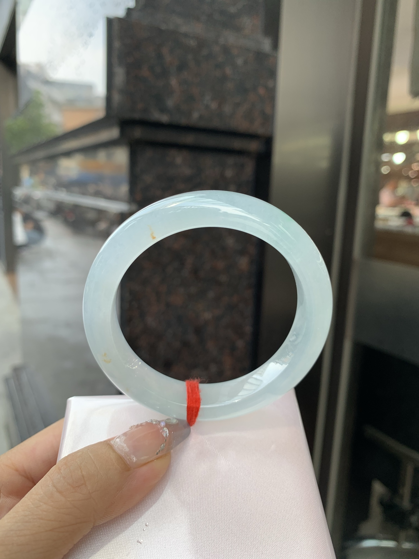 冰飘绿洒金正圈，54.3-8.4-12.1，0428-N560，打灯纹，不扣，玉质冰润细腻，清爽的底子飘一丝阳绿花，鲜活而灵动，犹如新冒的嫩芽，艳丽惹人