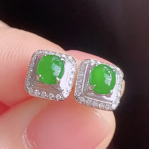 ️天然翡翠 冰阳绿蛋面耳钉，无裂，18k金镶嵌，重金，7.3/6.2/3.9，4/8.4/4.2