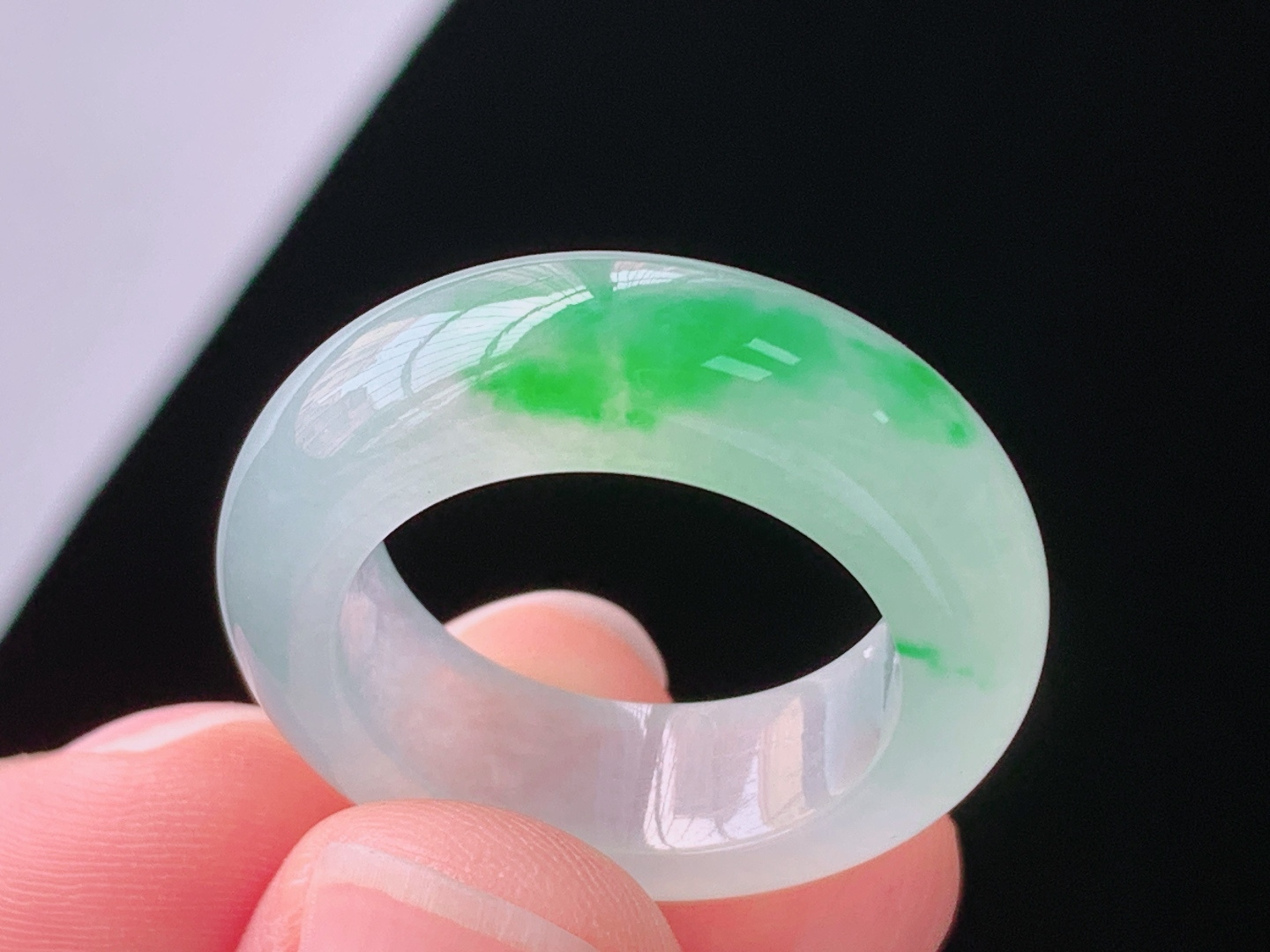 冰飘绿指环，翠色鲜艳，胶感十足，无裂，尺寸:圈口18/18.3-7.3-4.6mm，25 Z