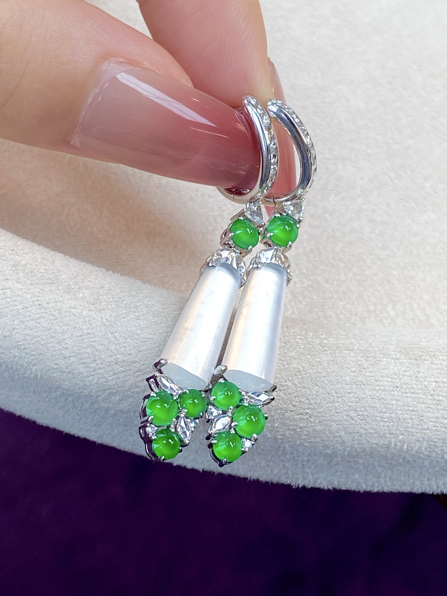 ️玻璃种无事牌耳坠，茅台白灯泡，在每一寸细腻的光里藏着无穷贵气，点缀小绿蛋更添韵味，上耳那一刻赢麻了：49.4/7.5/5.3，裸石：15.8/7.5/3.6mm，无裂