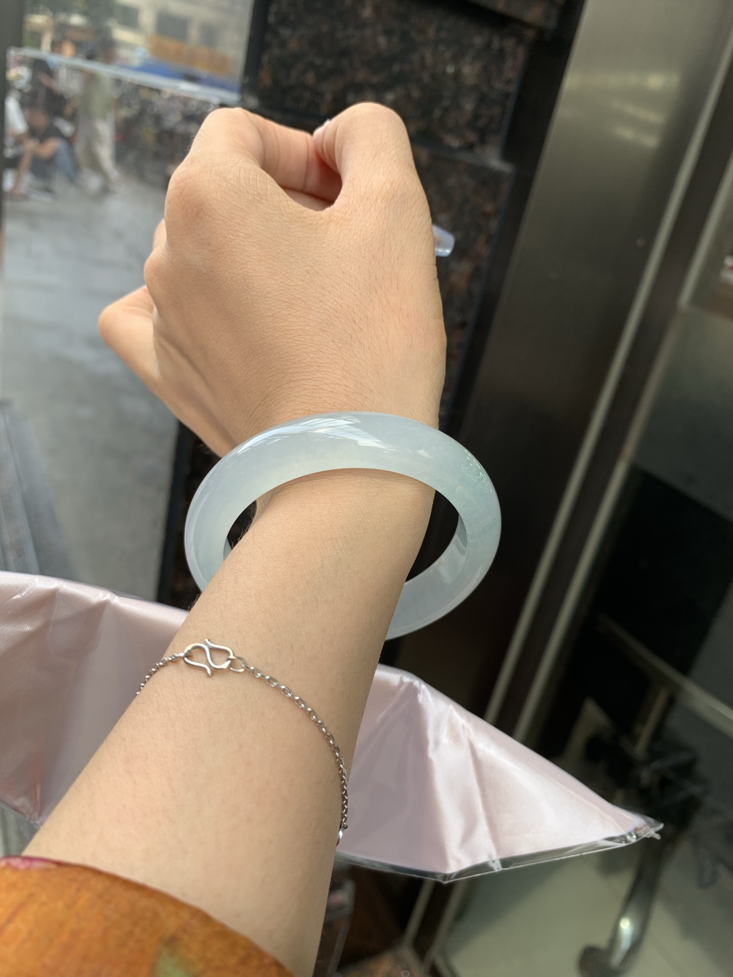 冰飘绿洒金正圈，54.3-8.4-12.1，0428-N560，打灯纹，不扣，玉质冰润细腻，清爽的底子飘一丝阳绿花，鲜活而灵动，犹如新冒的嫩芽，艳丽惹人