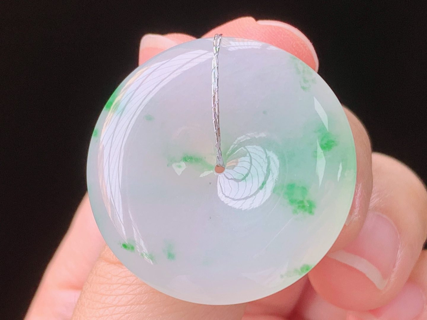 冰飘绿平安扣，翠色鲜艳，光感十足，无裂，尺寸:29.2-5.7mm，24 Z