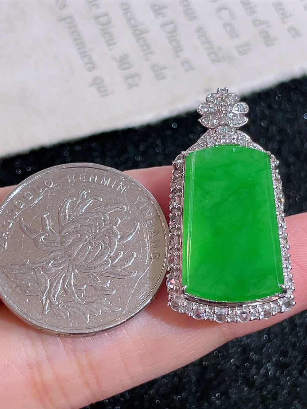 ️冰绿大无事牌吊坠，无裂，18k金镶嵌，种水，盖中盖，重金镶嵌，南非钻镶，厚装饱满，平安无事，平安是福，高端大气，性比高33.8/16.5/8.3，裸石21.5/12.6