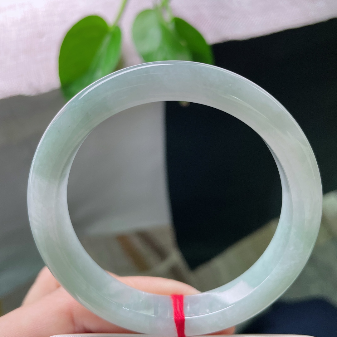 56.7/10.8/8.4，浅绿色底正圈，清丽脱俗，如沐清风，质地温润细腻，皮纹，ss50892a