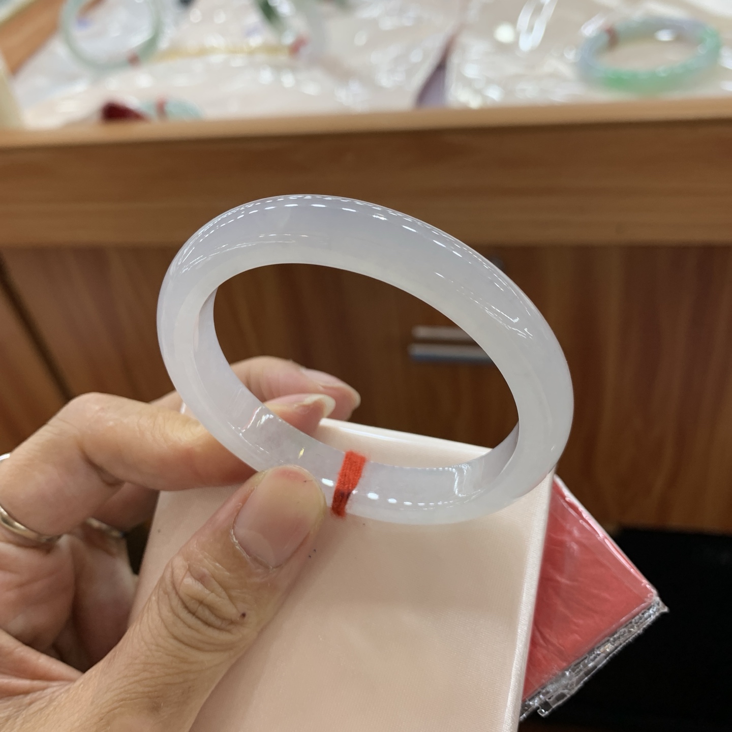 042705CZ，飘绿贵妃翡翠手镯，52-45-9.6-7.4