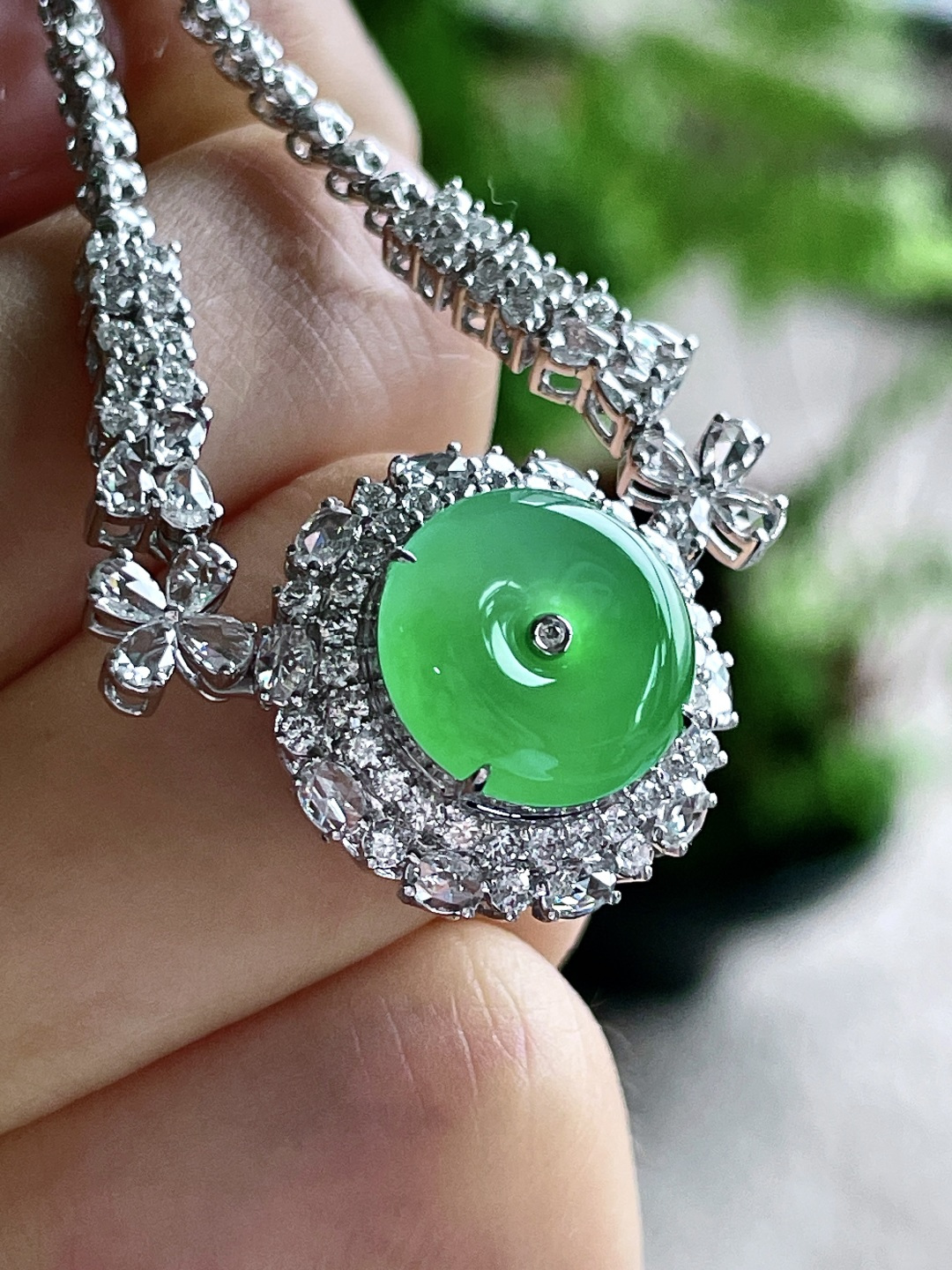 高冰甜阳绿平安扣项链，18k金镶嵌，无裂，性比高18.6/11.3，裸石11.8/2.5，重量11克