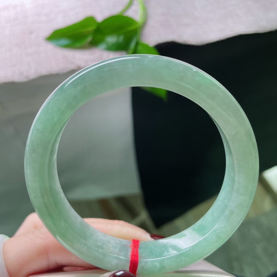 57.9/11.9/8.6，绿底正圈，水头好，种老，满色匀称，佩戴减龄，显气质，无裂，ss51179