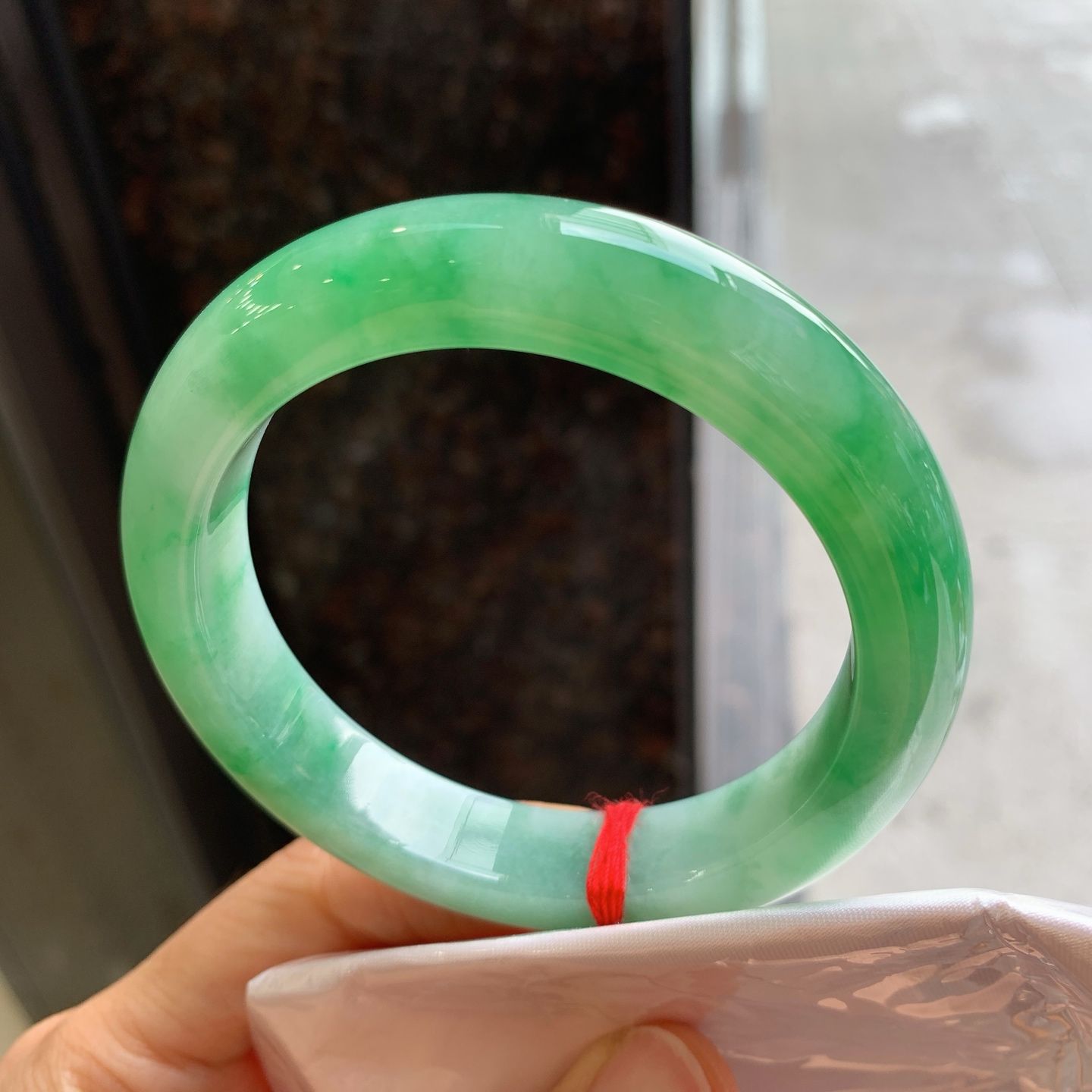 正圈飘绿，有纹，尺寸：58/12.3/9.3，色好