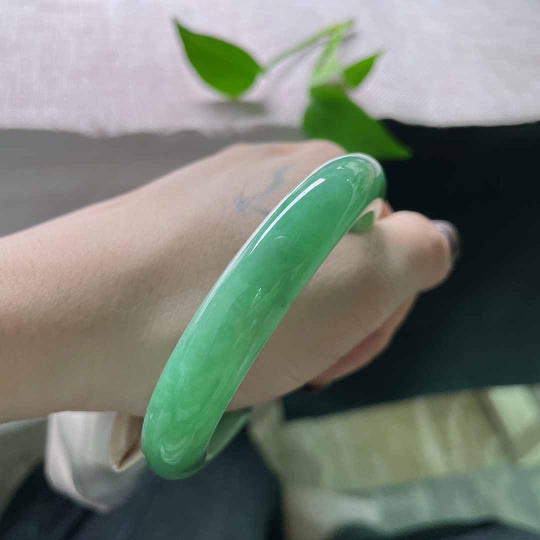 57/11.5/8.5，绿底正圈，水头好，洒乌鸡，佩戴贵气，充满生机和希望，有纹，ss50918a