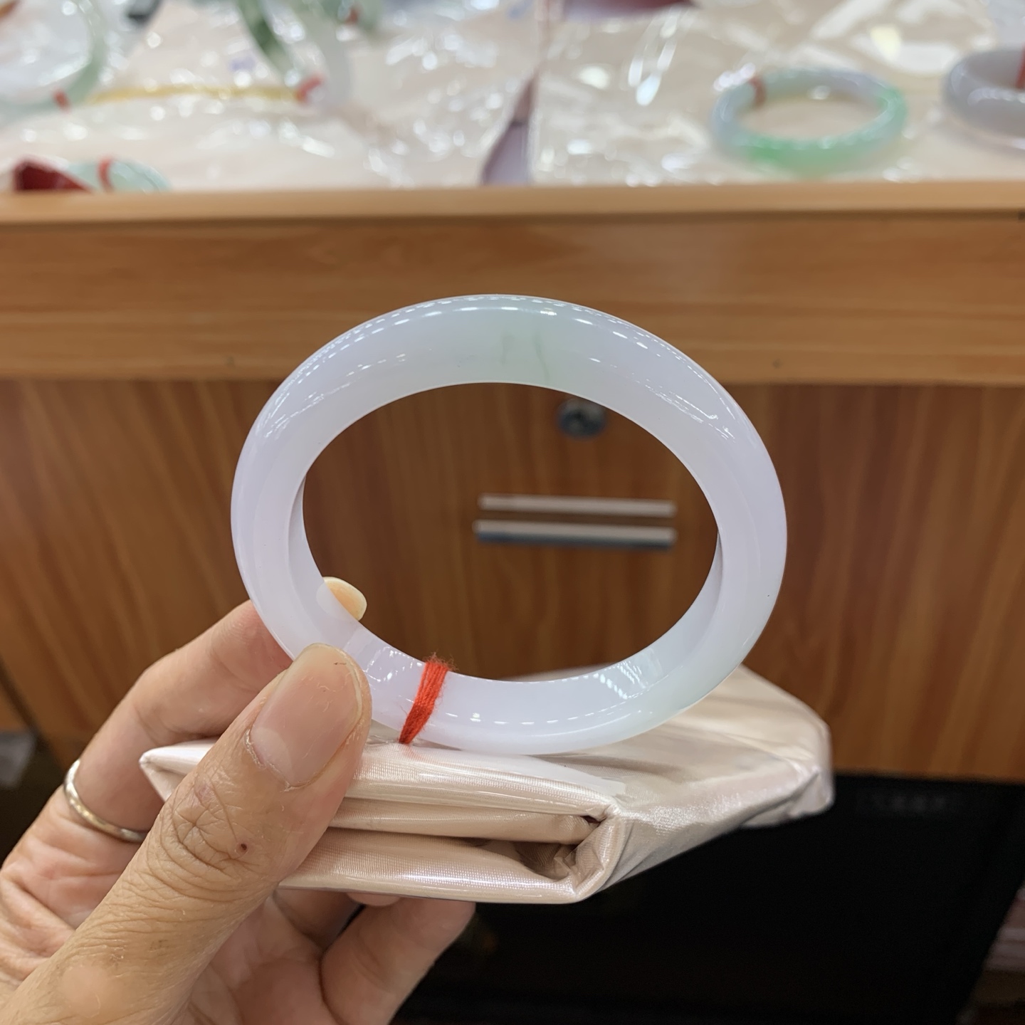 042703MMJ，春带彩正圈翡翠手镯，53.8-10-7.8