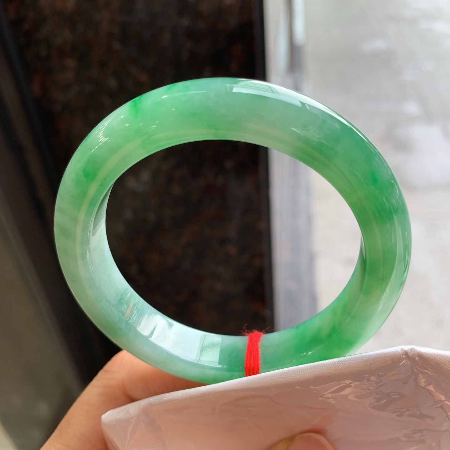 正圈飘绿，有纹，尺寸：58/12.3/9.3，色好