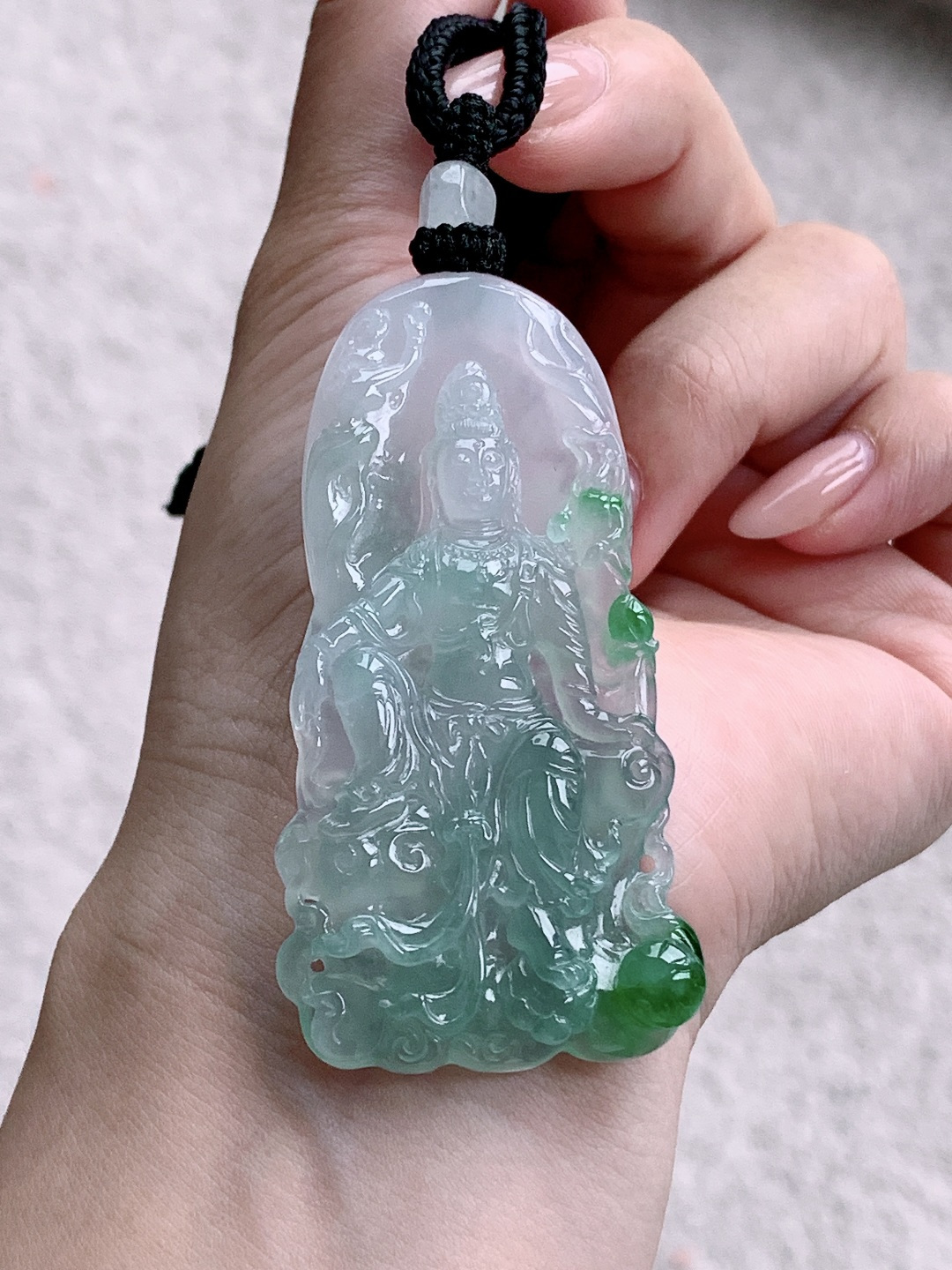 冰飘绿花自在观音牌吊坠，缅料，无裂，性比高，飘花，冰润满胶，细腻，水头足，俏色巧雕，67.4/33.4/8，34克，编号