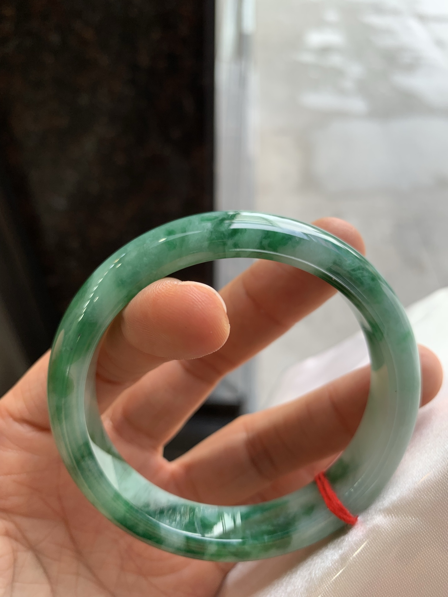 正圈飘绿，有纹、有裂，尺寸：59/12.7/8.1，大圈口