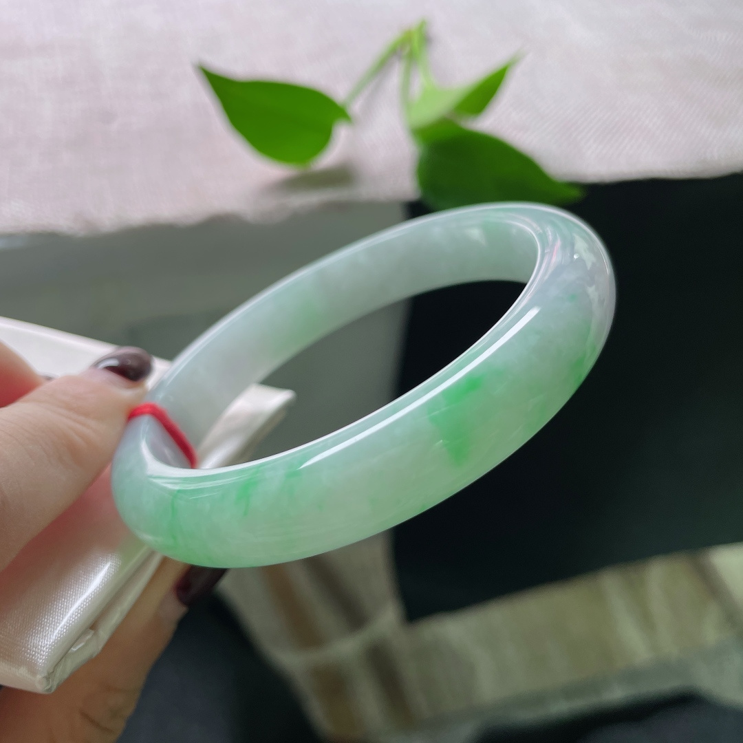 59.9/11.7/7.9，飘绿正圈，大圈口，水润细腻，绿意随意飘洒，肆意张扬，皮纹，ss51264a