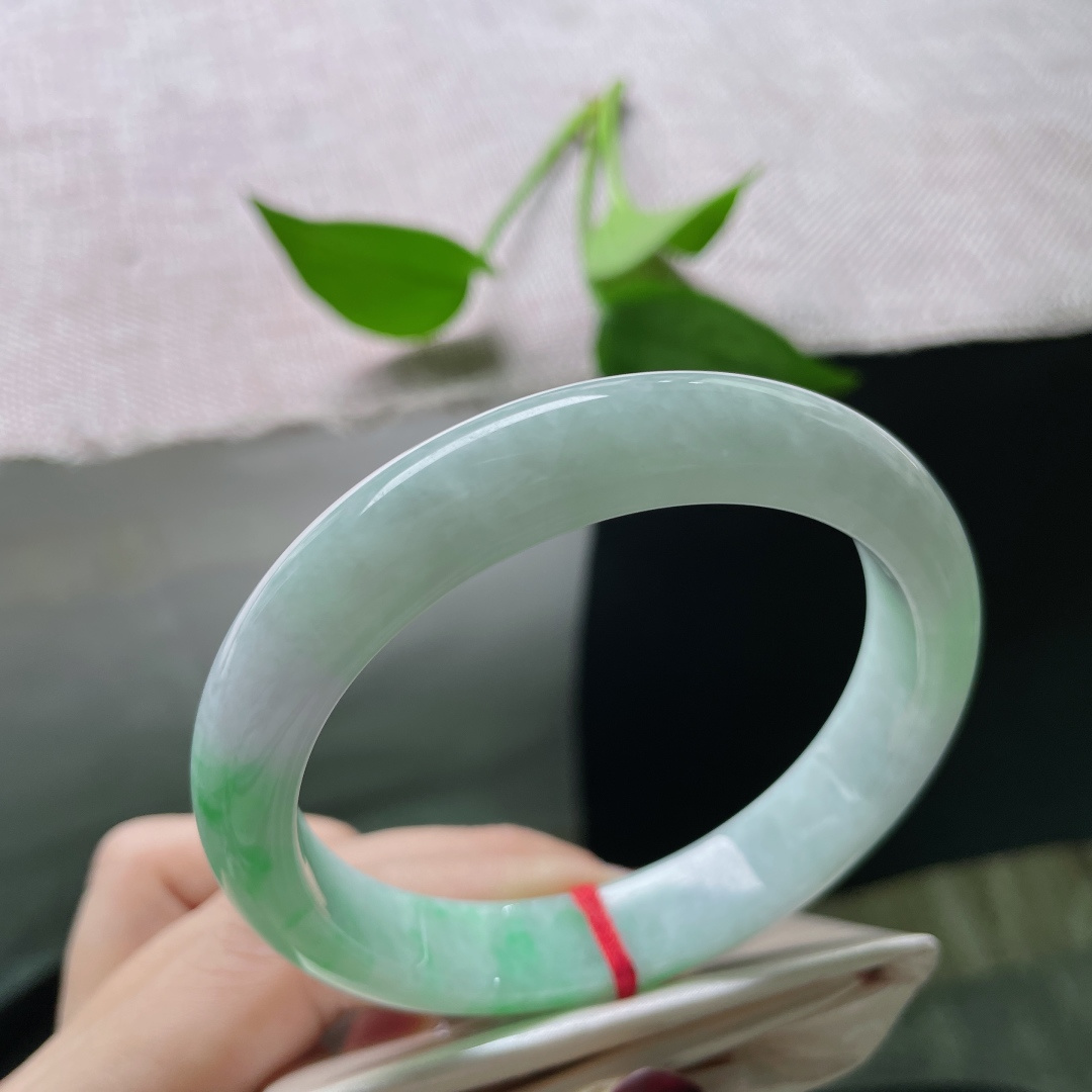 59.9/11.7/7.9，飘绿正圈，大圈口，水润细腻，绿意随意飘洒，肆意张扬，皮纹，ss51264a