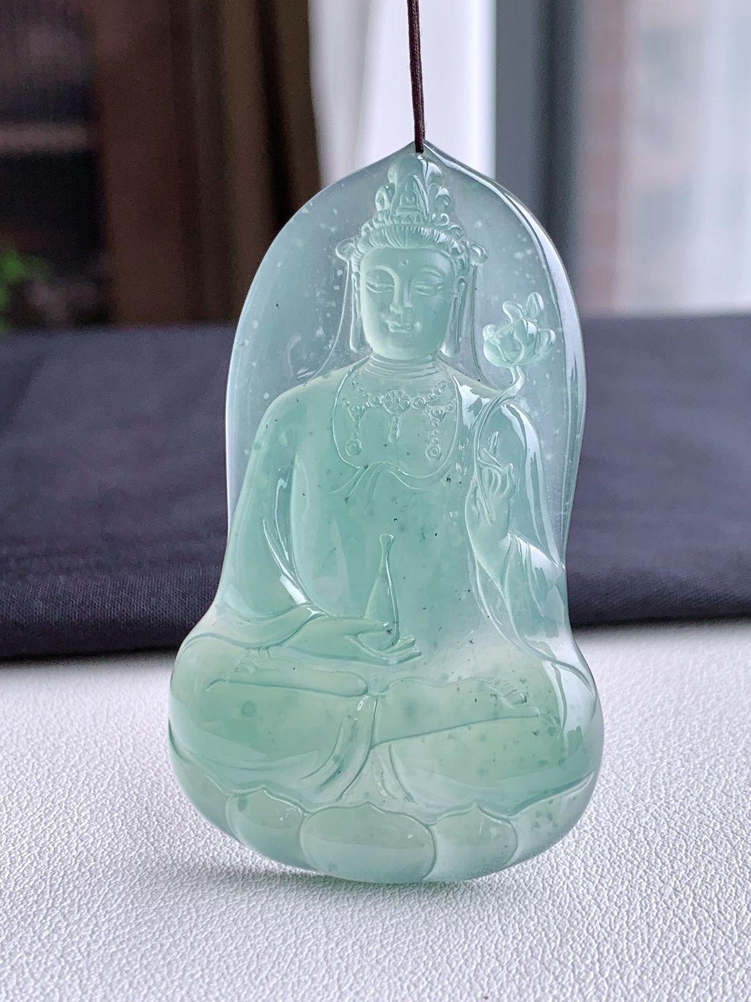 冰天空蓝大势至菩萨牌持莲观音牌吊坠，无裂，性比高，尺寸60/35.4/5.7，重量22.3克