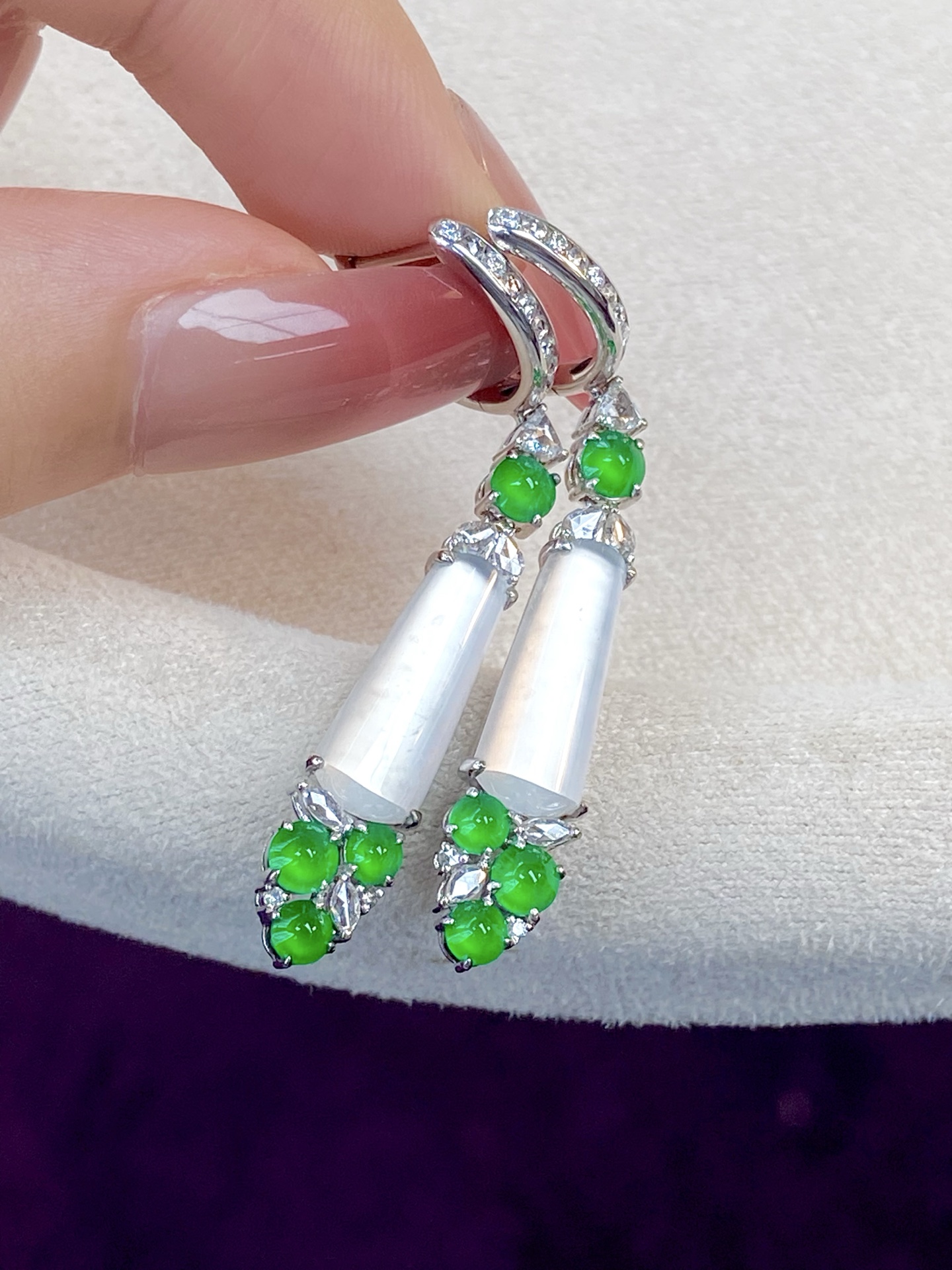 ️玻璃种无事牌耳坠，茅台白灯泡，在每一寸细腻的光里藏着无穷贵气，点缀小绿蛋更添韵味，上耳那一刻赢麻了：49.4/7.5/5.3，裸石：15.8/7.5/3.6mm，无裂