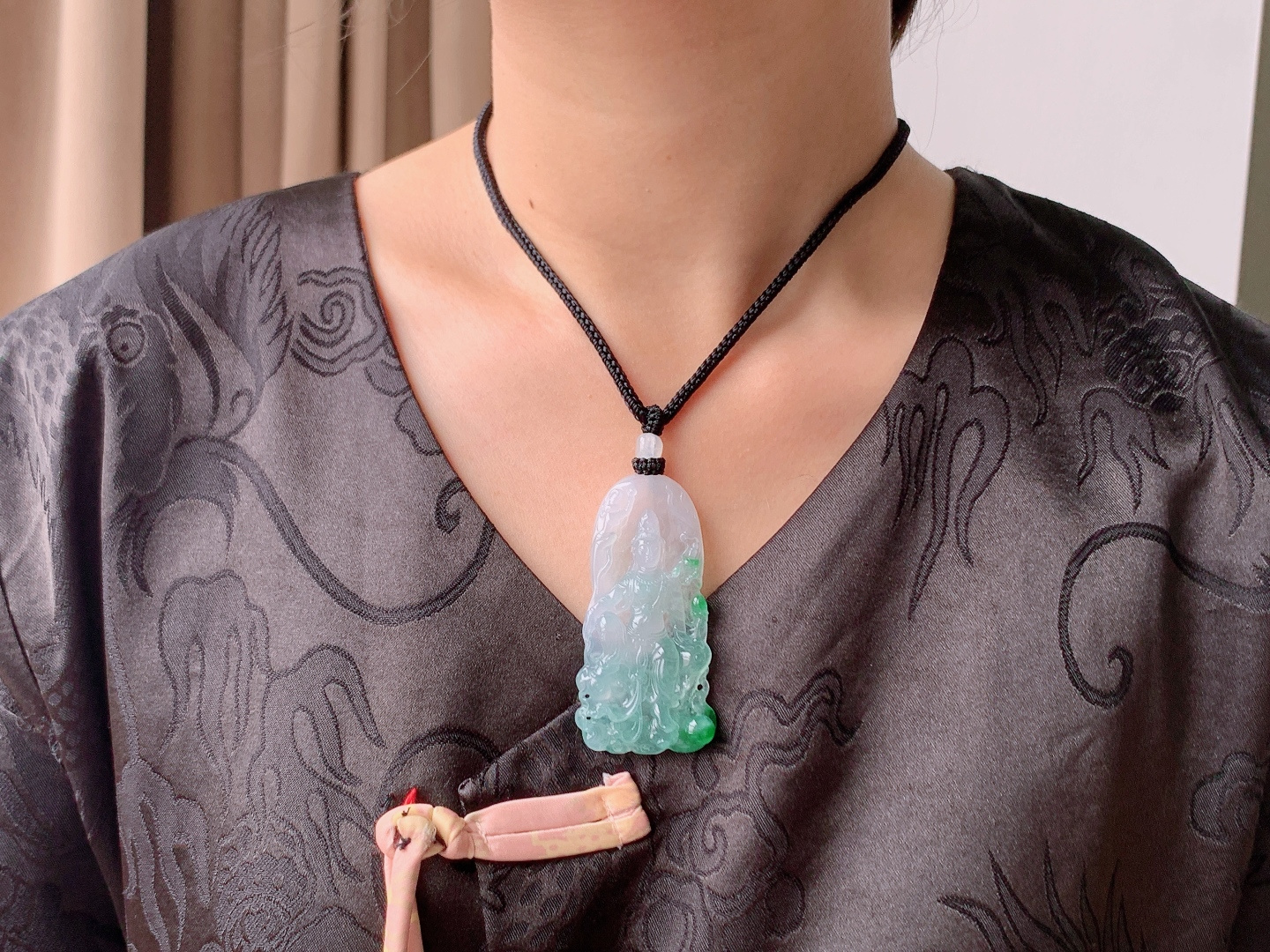 冰飘绿花自在观音牌吊坠，缅料，无裂，性比高，飘花，冰润满胶，细腻，水头足，俏色巧雕，67.4/33.4/8，34克，编号