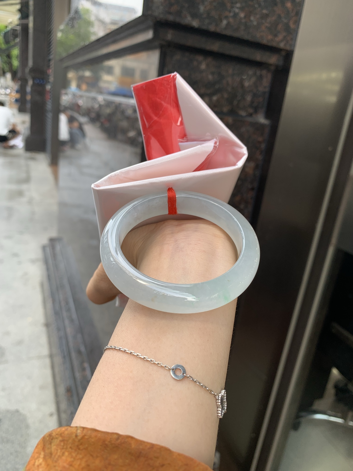 冰飘绿洒金正圈，54.3-8.4-12.1，0428-N560，打灯纹，不扣，玉质冰润细腻，清爽的底子飘一丝阳绿花，鲜活而灵动，犹如新冒的嫩芽，艳丽惹人